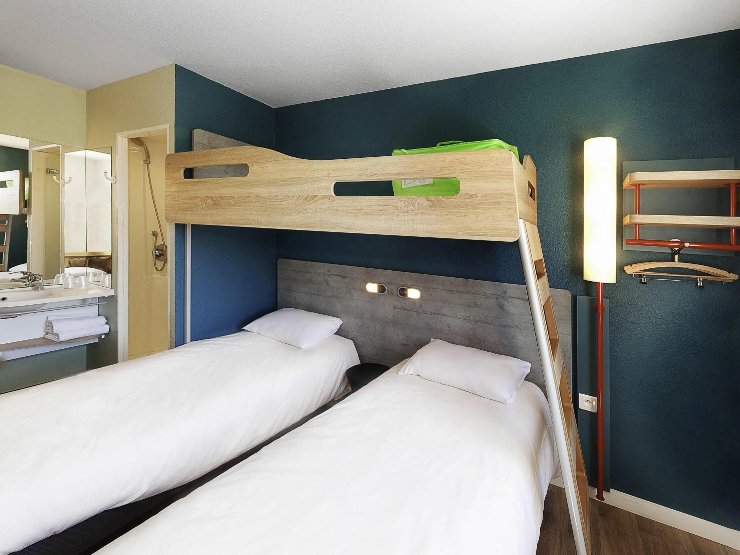 Triple Room with Three Single Beds in ibis budget Saint Gaudens