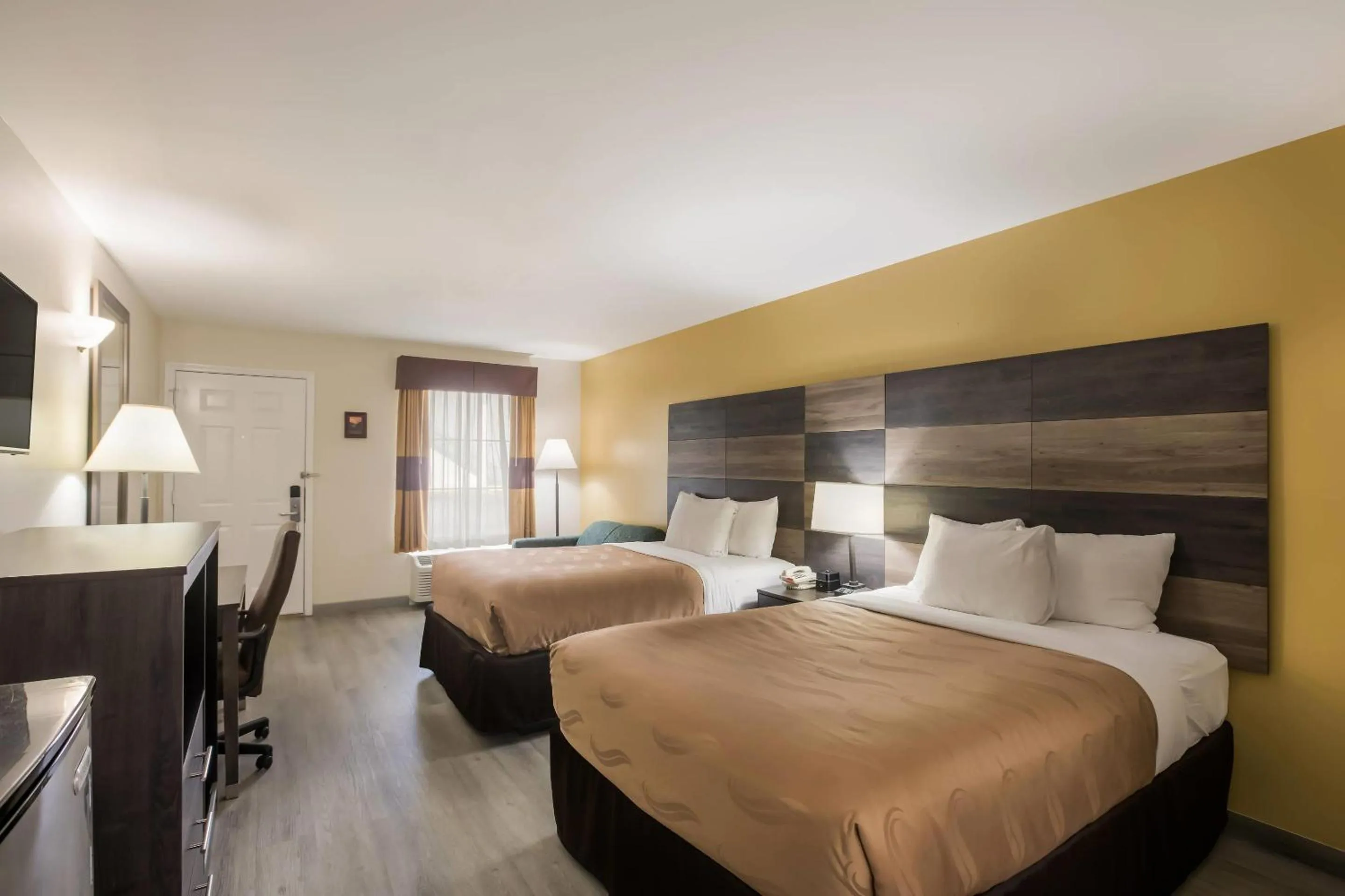 Standard Suite in Quality Inn & Suites Greensboro near Lake Oconee