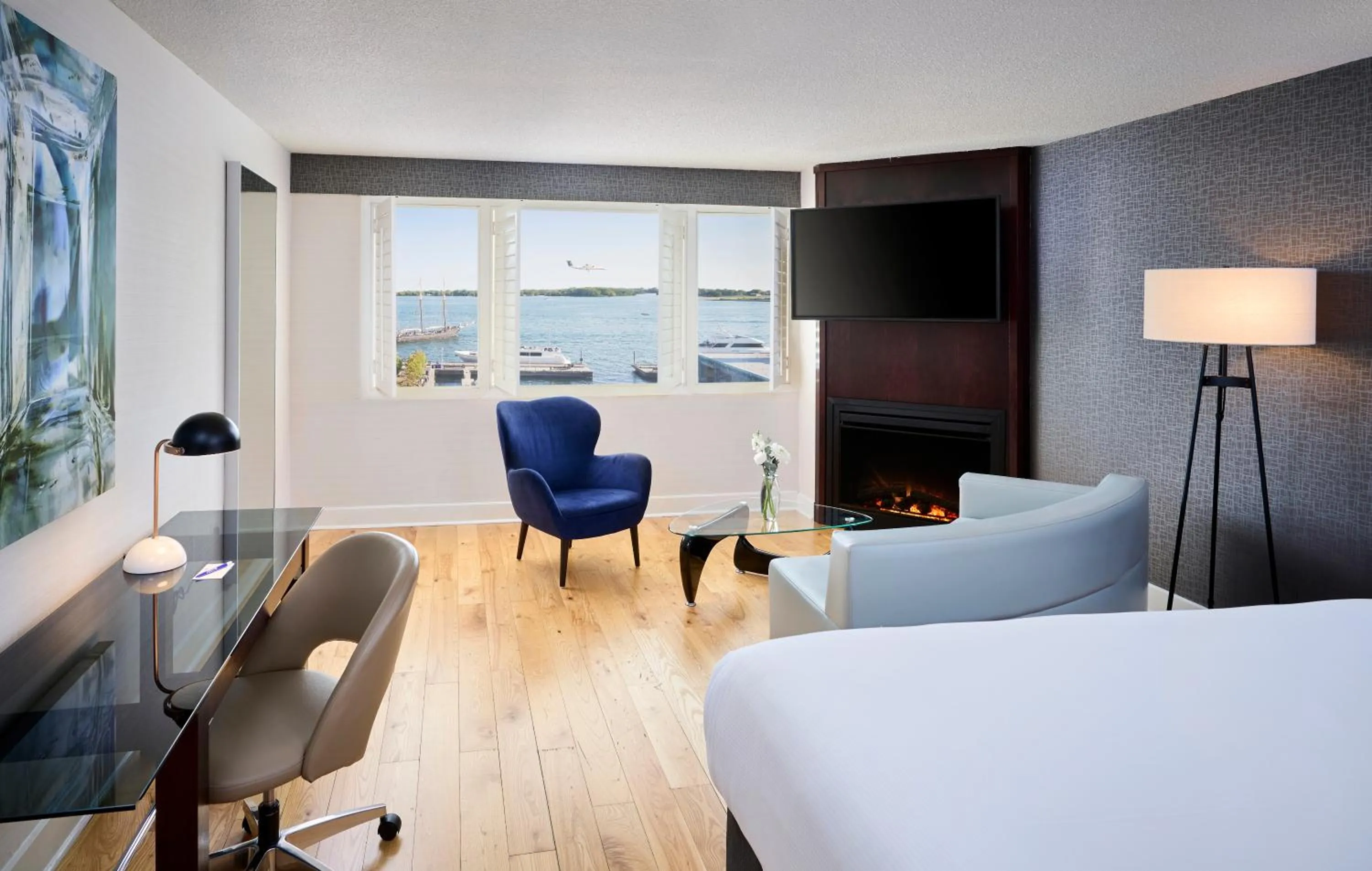 King Room with Lake View - Non-smoking in Radisson Blu Toronto Downtown