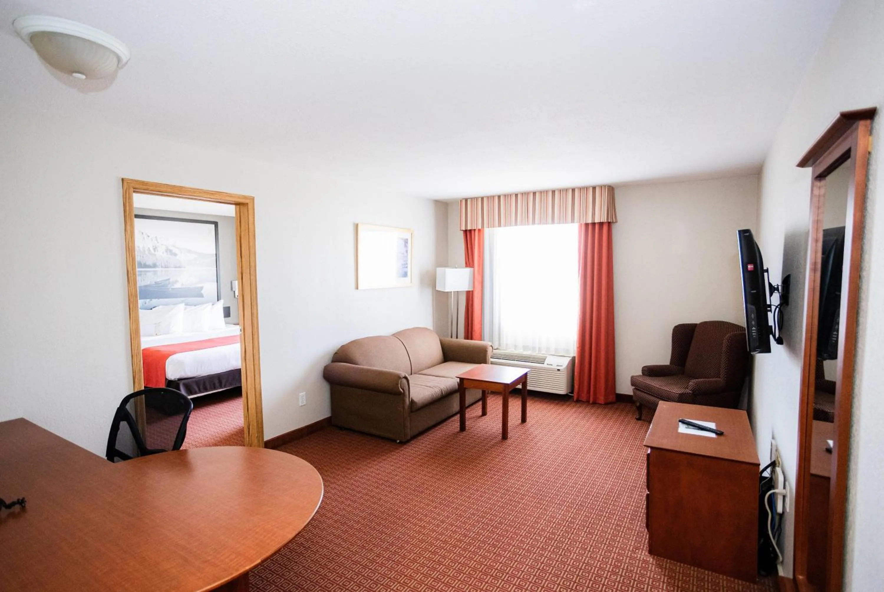  King Suite in Super 8 by Wyndham Drayton Valley