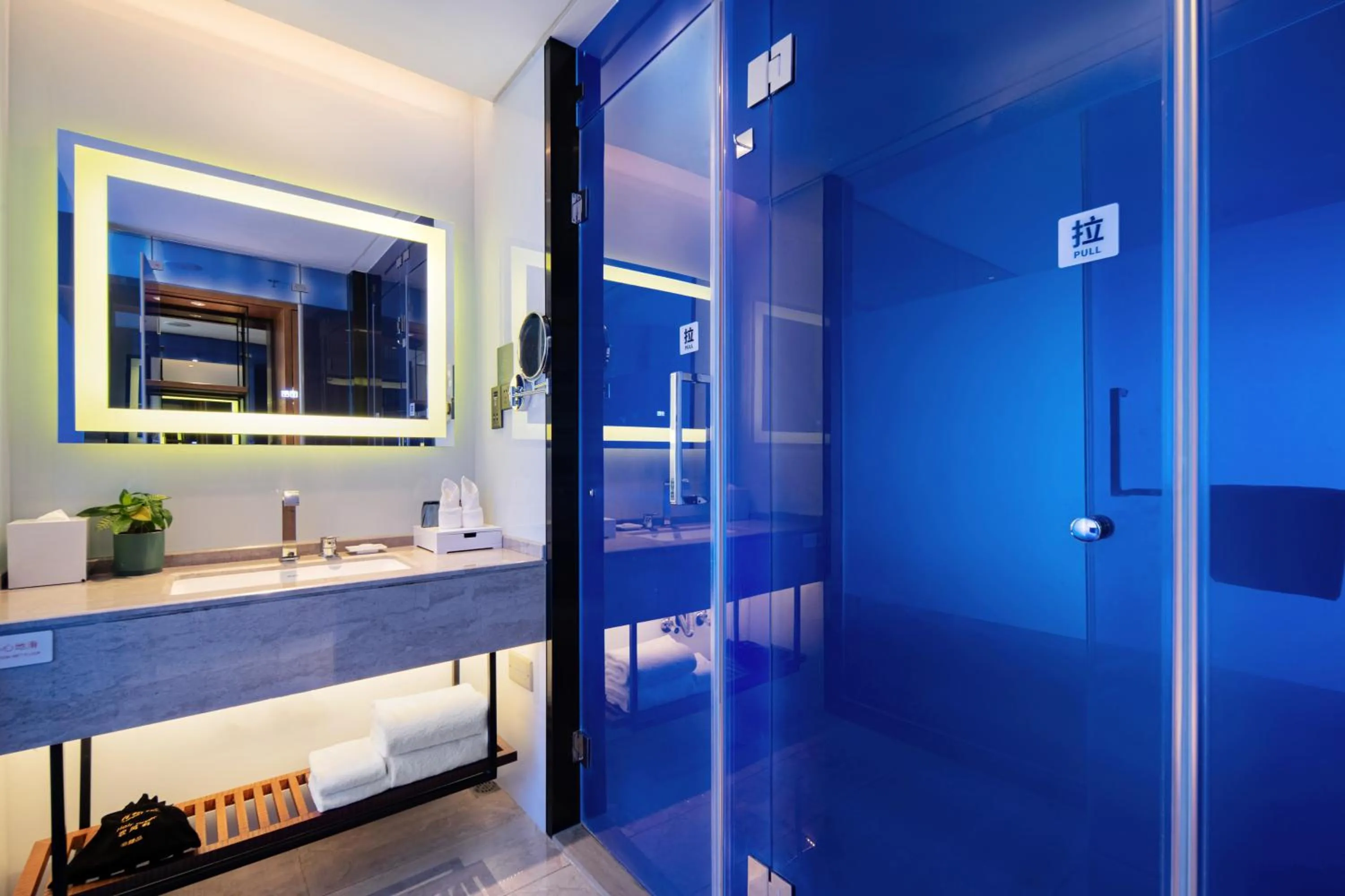 Deluxe Double Room with Shower in Hisilk Artwork Center Fliport Coso Hotel