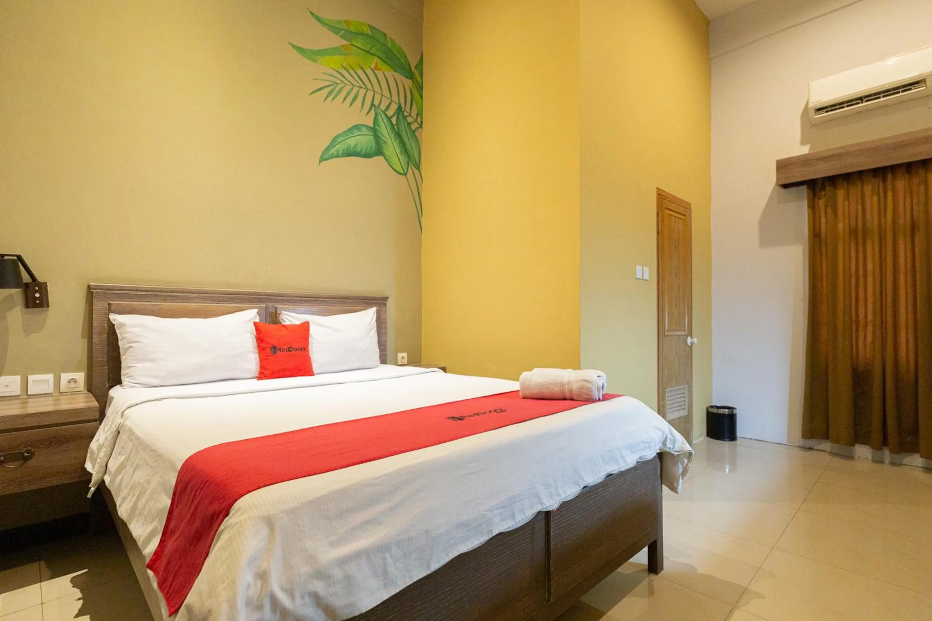 Double Room in RedDoorz Plus near Mall Slipi Jaya