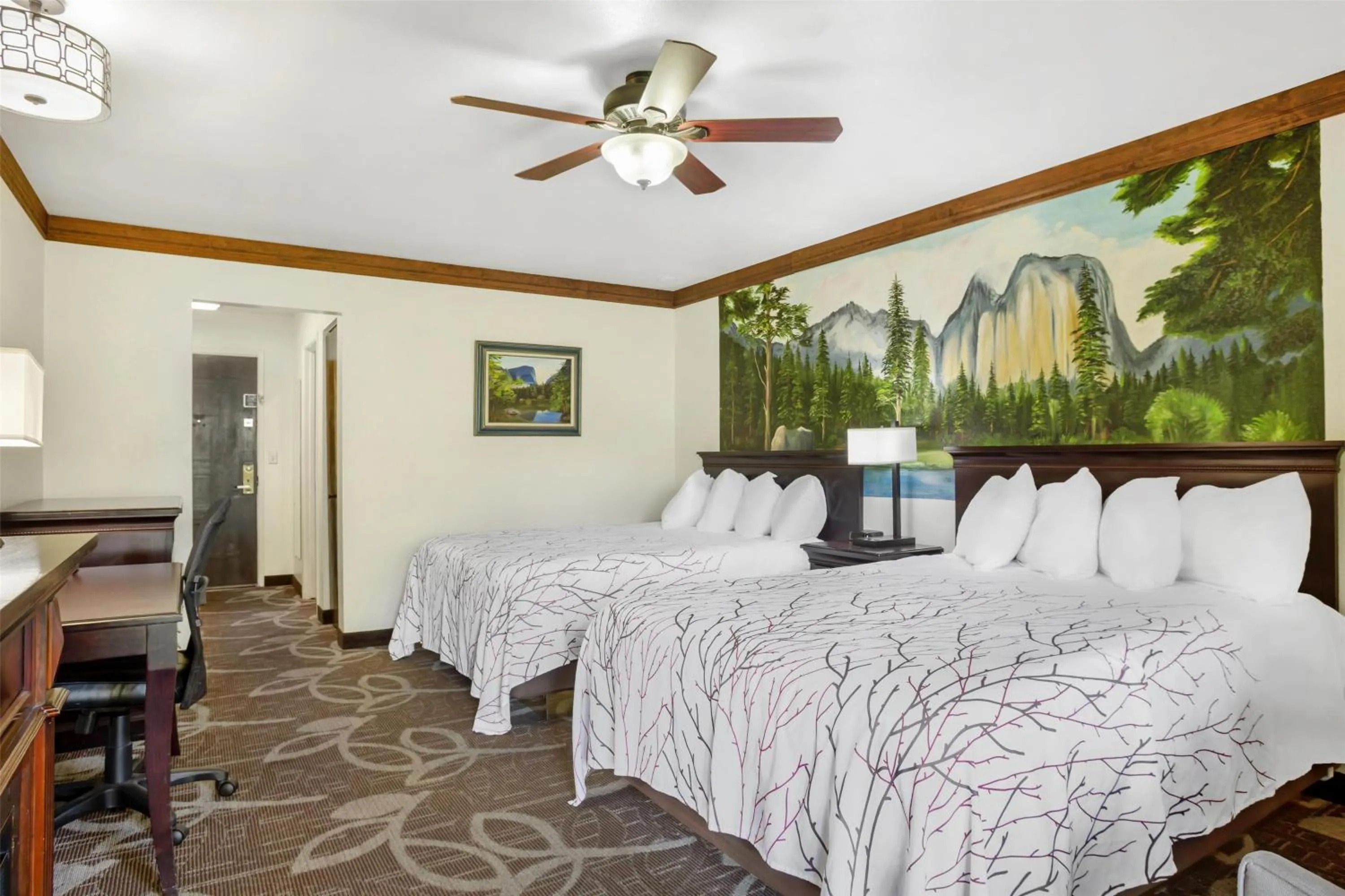 Queen Suite with Two Queen Beds and Bath Tub - Mobility Access in Best Western Plus Yosemite Gateway Inn