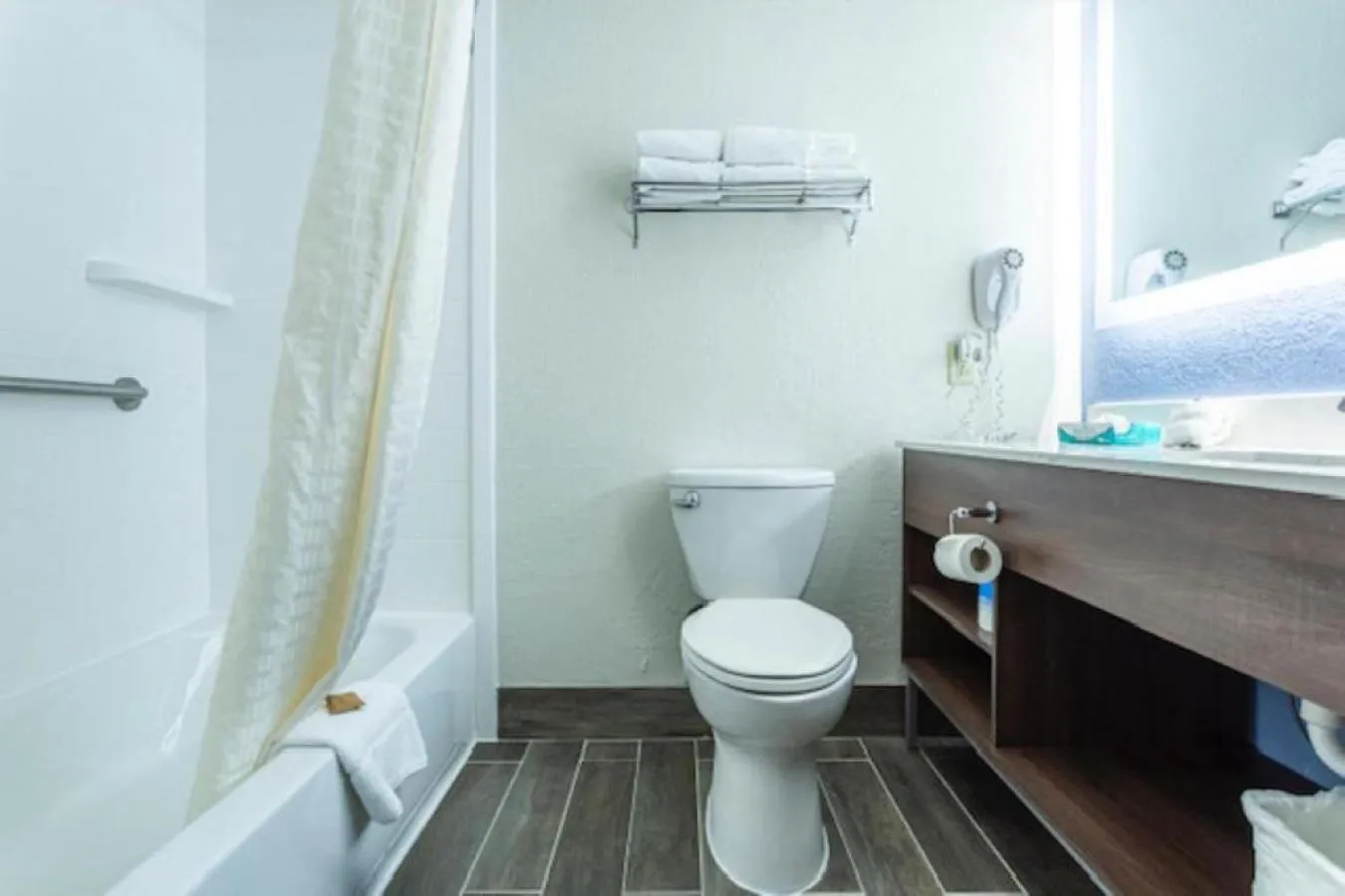 Pet Friendly One-Bedroom Suite in Lancaster Inn & Suites