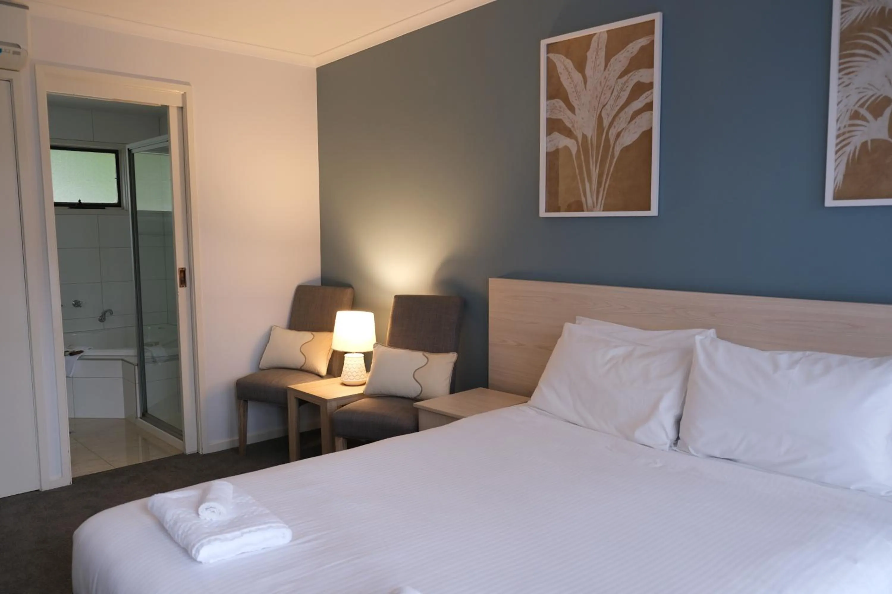 Queen Room with Spa Bath in Kaloha Holiday Resort Phillip Island