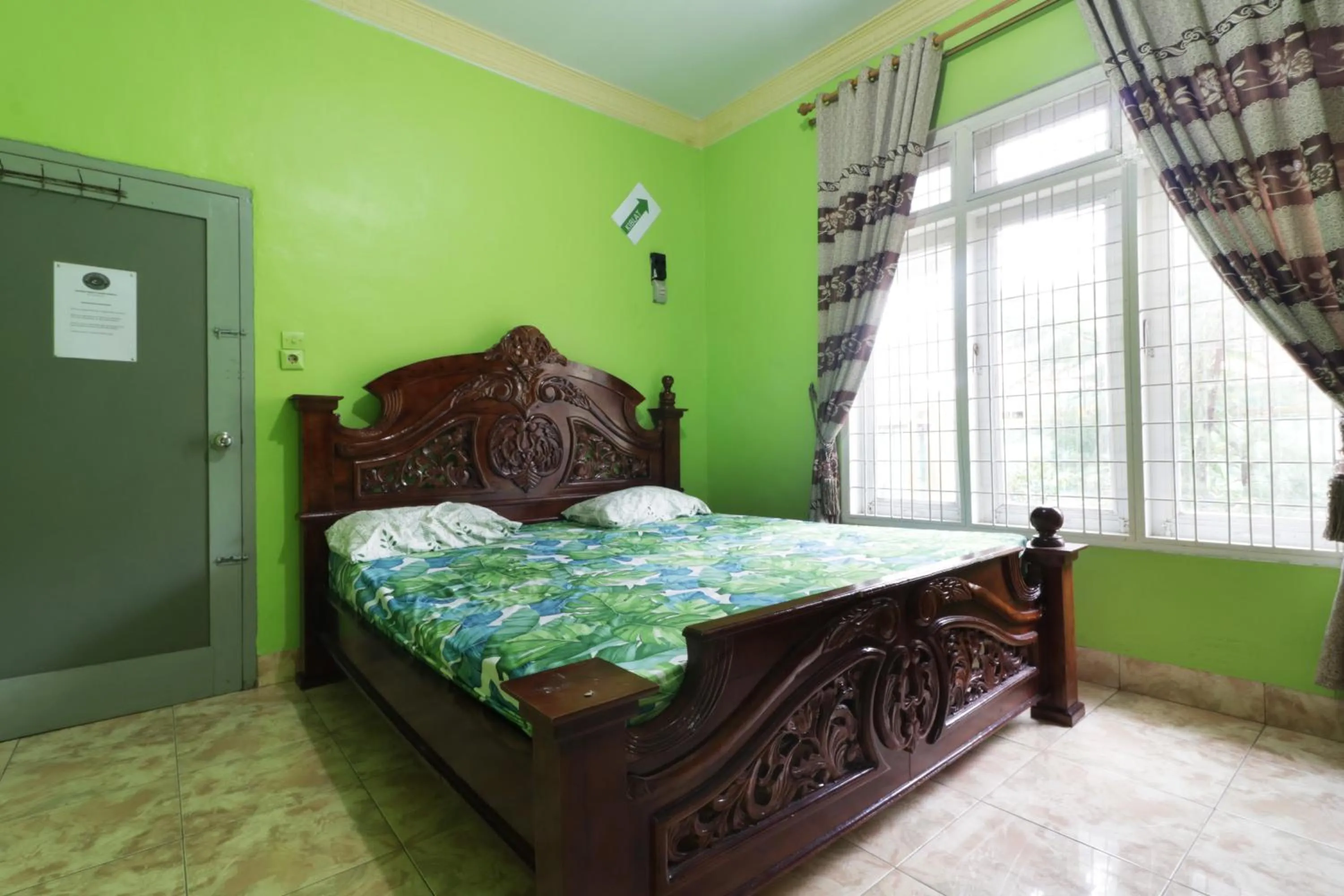 Deluxe Double Room with Bath in Waroeng Transit & Depary Homestay