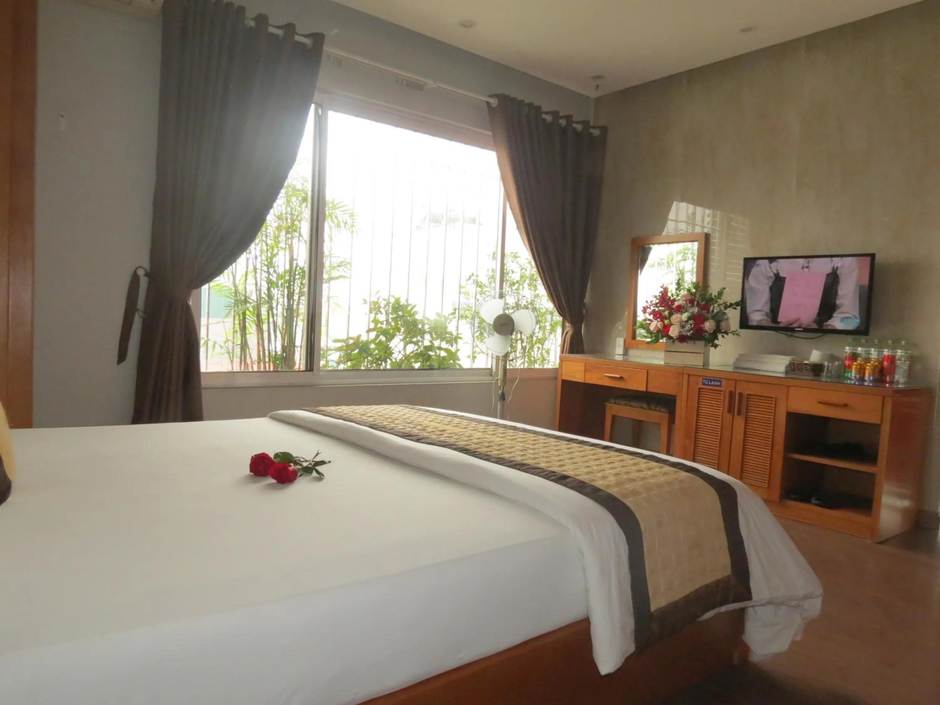 Deluxe Room (2 Adults + 1 Child) in Green Hotel