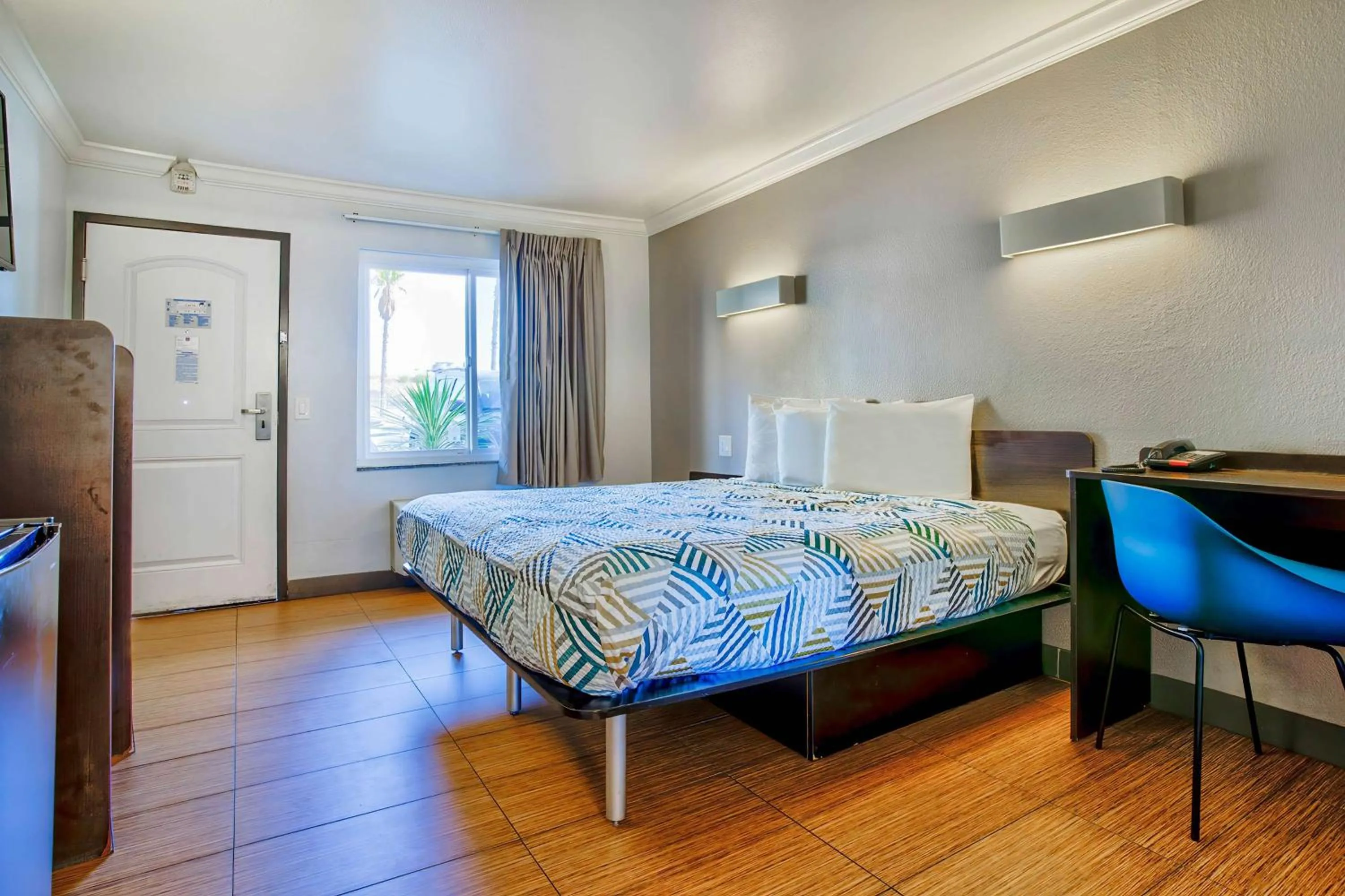 Queen Room - Smoking in Motel 6-Menifee, CA