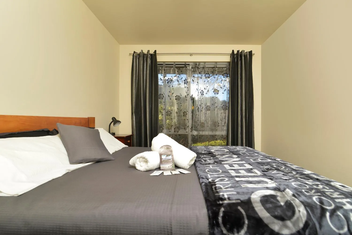 Queen Room with Shared Bathroom in Tombstone Motel, Lodge & Backpackers