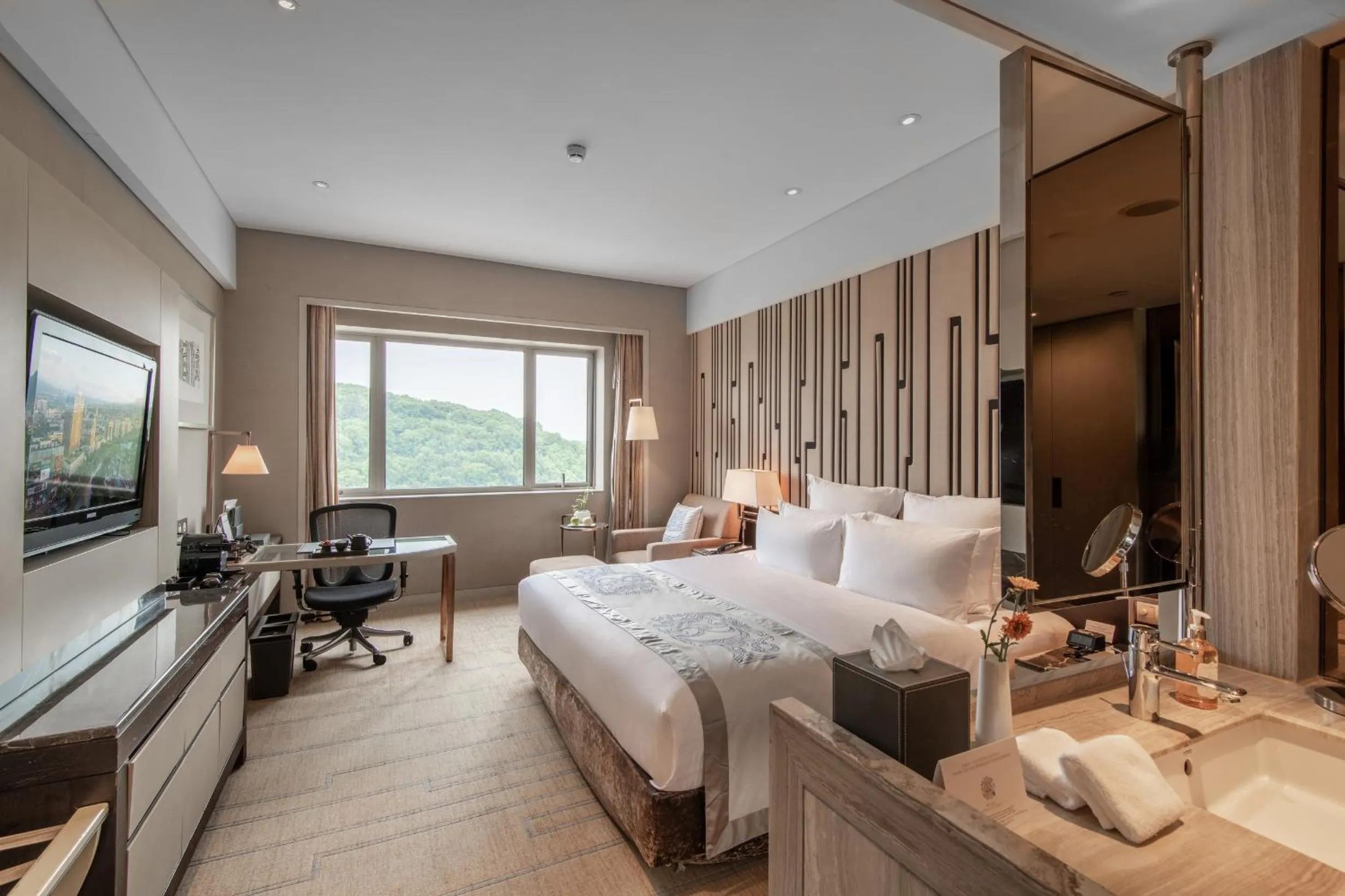 Grand View Superior King Room  With Mountain View in Grand Pacific Hotel Ningbo