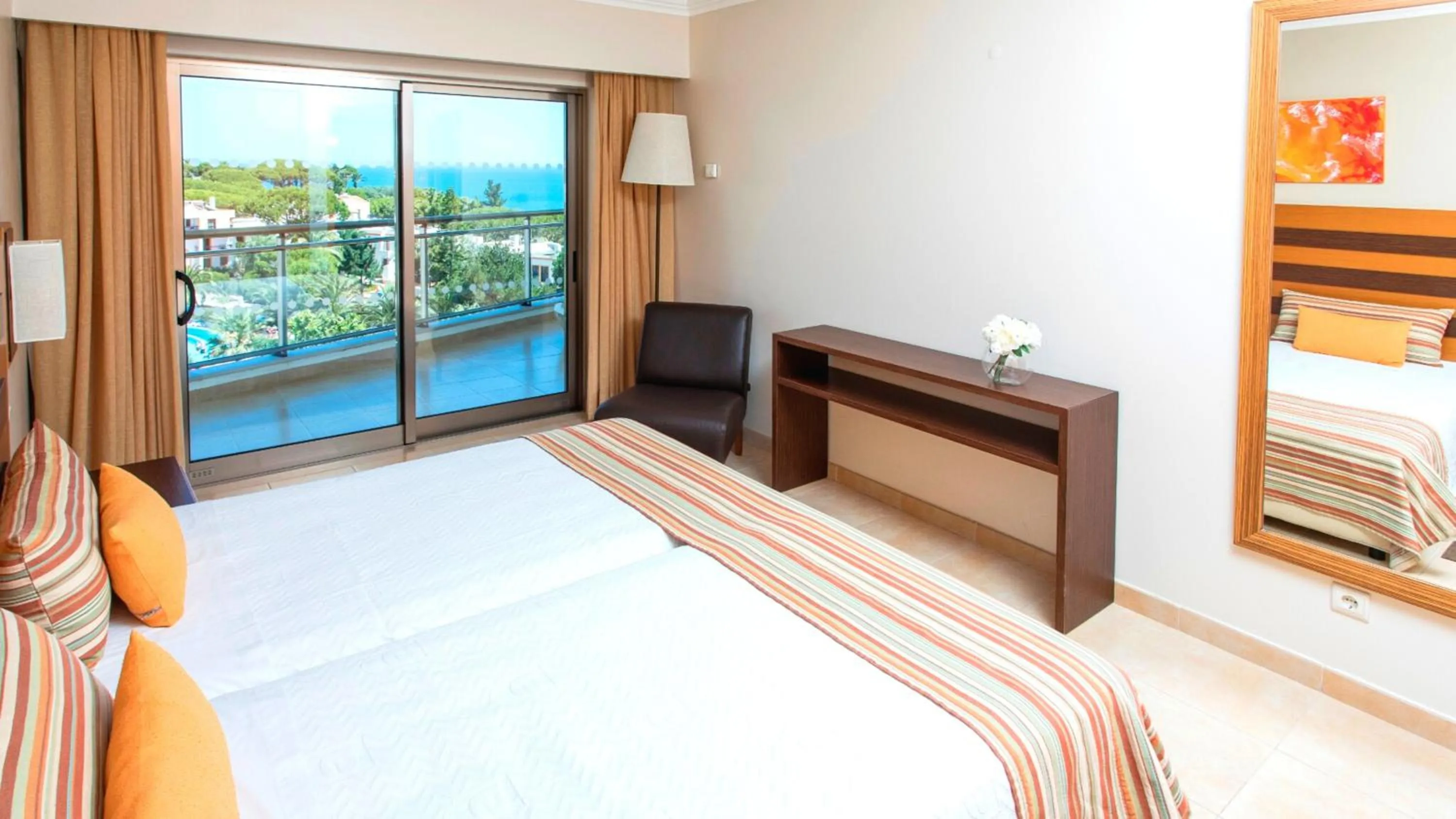 Superior Two-Bedroom Apartment with Sea View in Alfagar Aparthotel