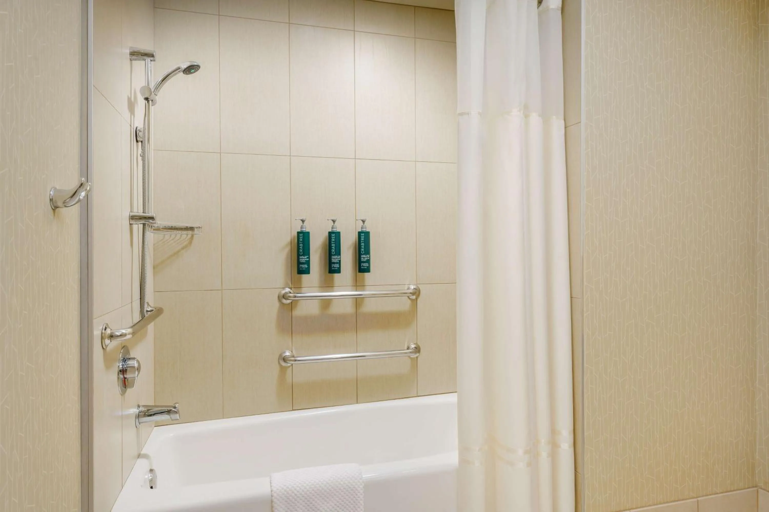 King Room with Bath Tub - Mobility Access in Hilton Phoenix Airport