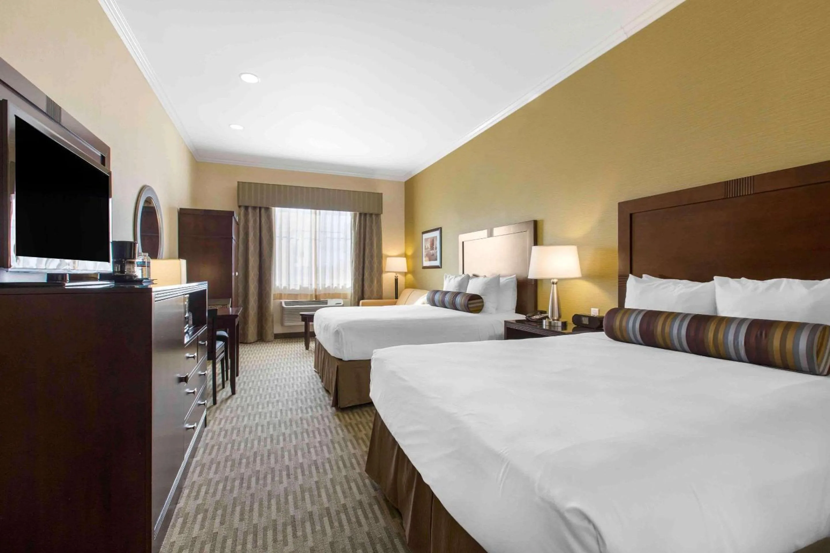 Queen Room with Two Queen Beds - Non-Smoking in The Oaks Hotel & Suites