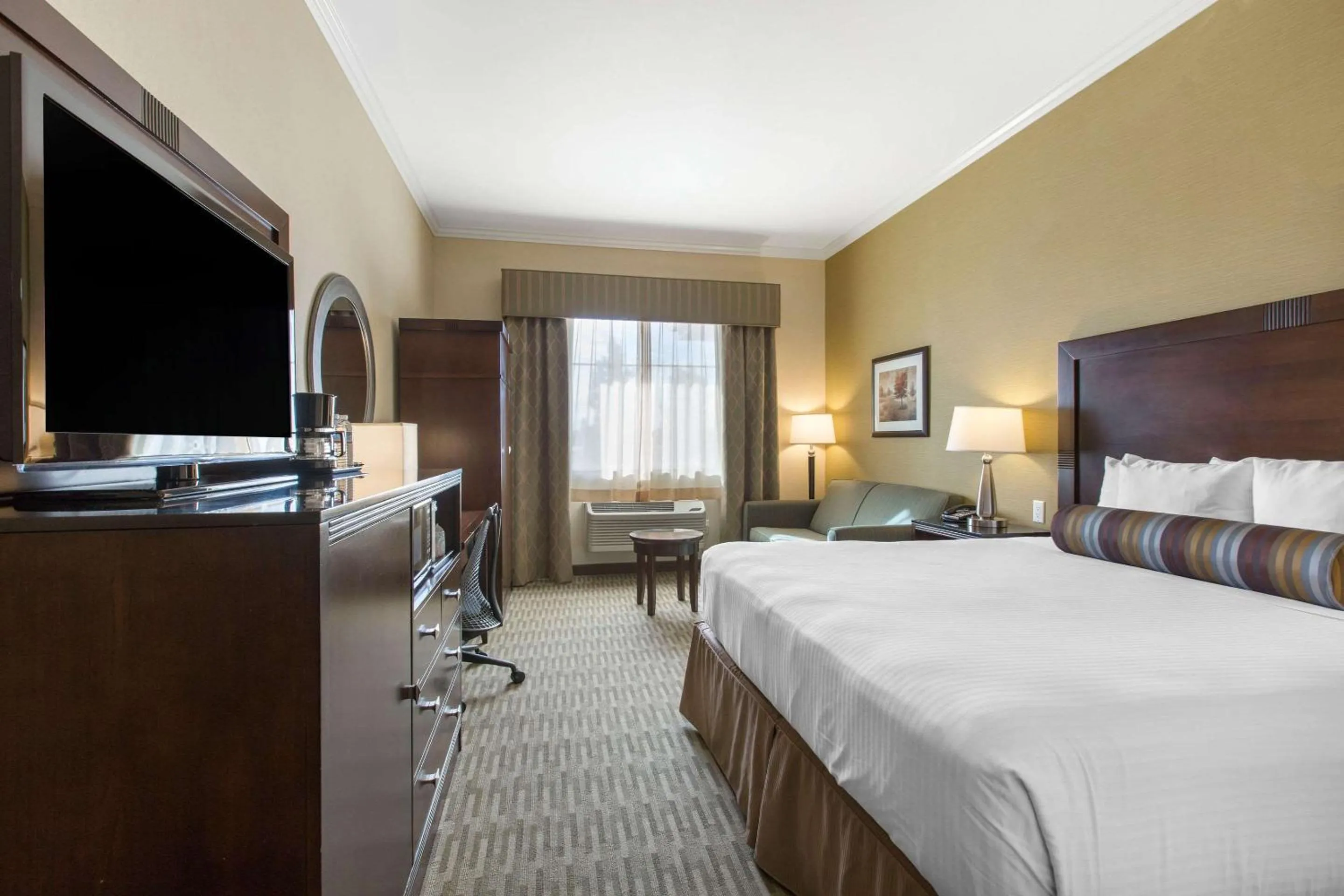 King Room - Non-Smoking in The Oaks Hotel & Suites