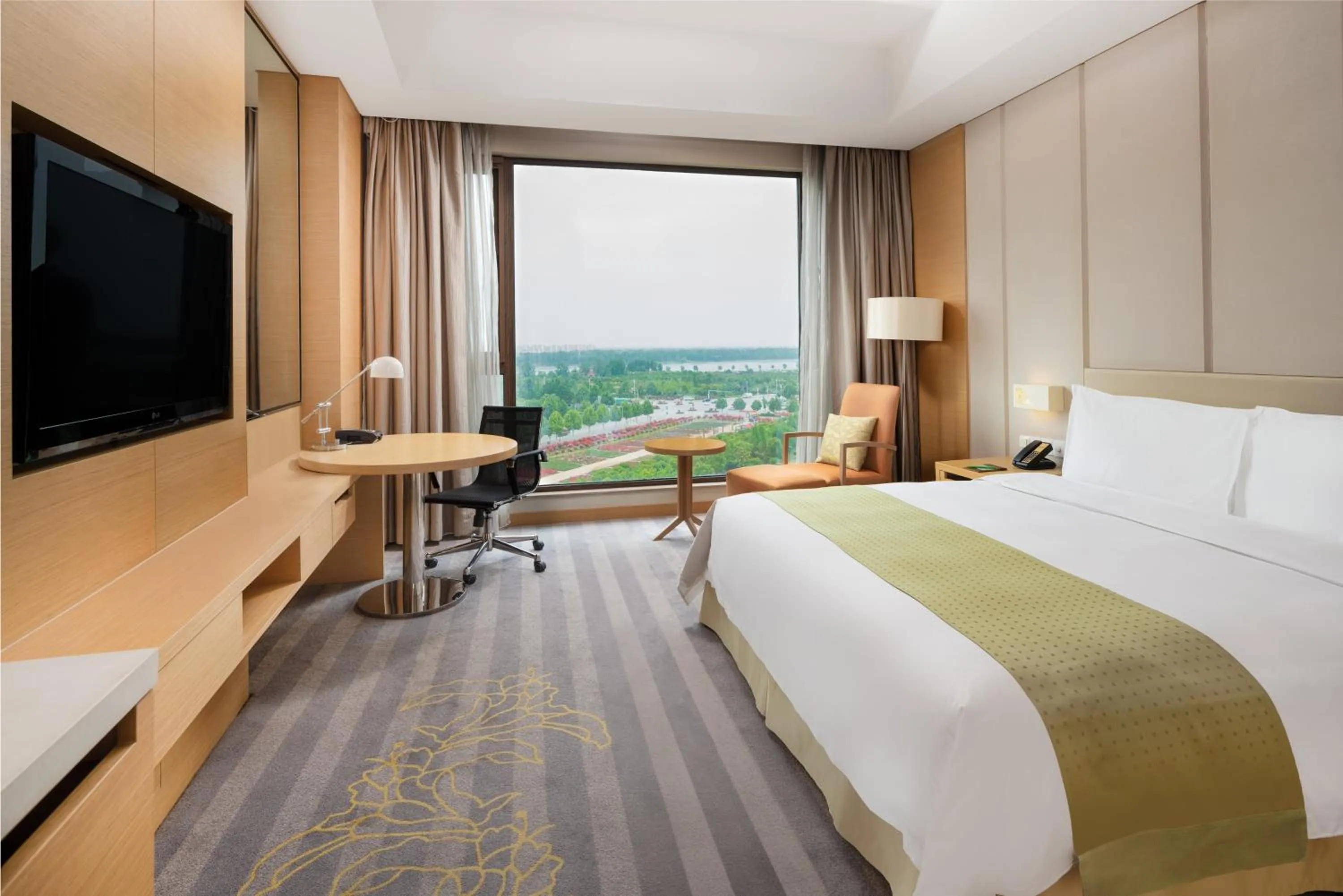 Standard King Room with River View in Holiday Inn Nanyang by IHG