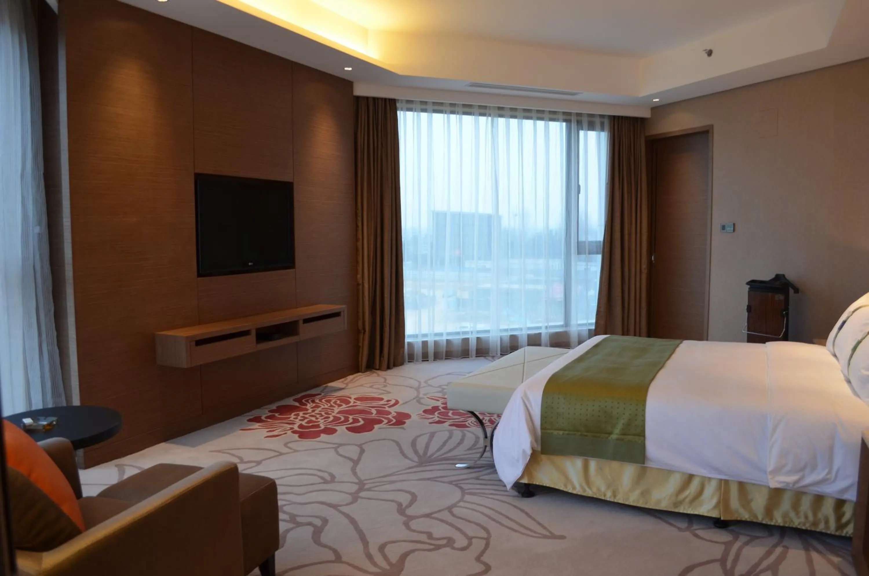 1 King One-Bedroom Suite in Holiday Inn Nanyang by IHG
