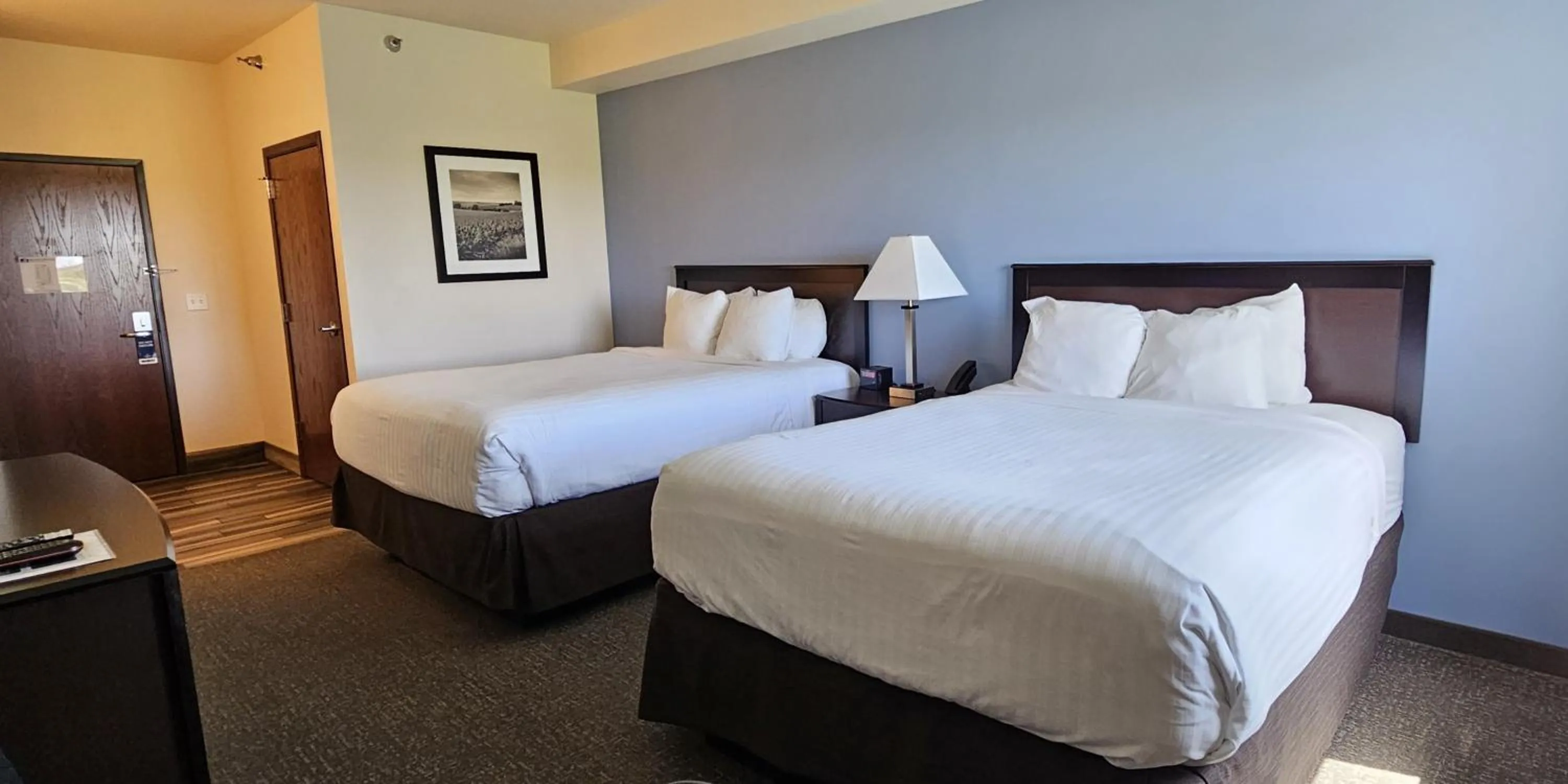 Deluxe Queen Room in Cobblestone Inn & Suites – Manchester