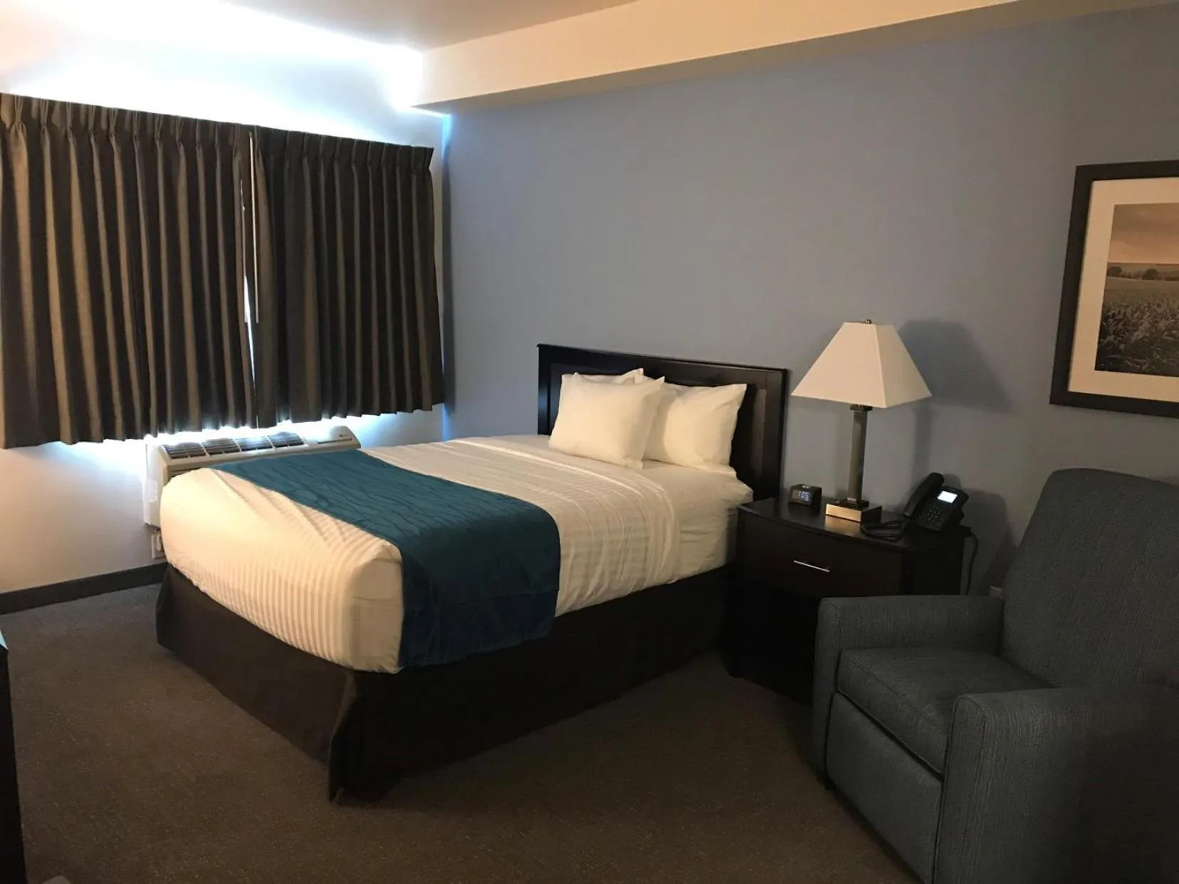 Queen Room - Disability Access in Cobblestone Inn & Suites – Manchester