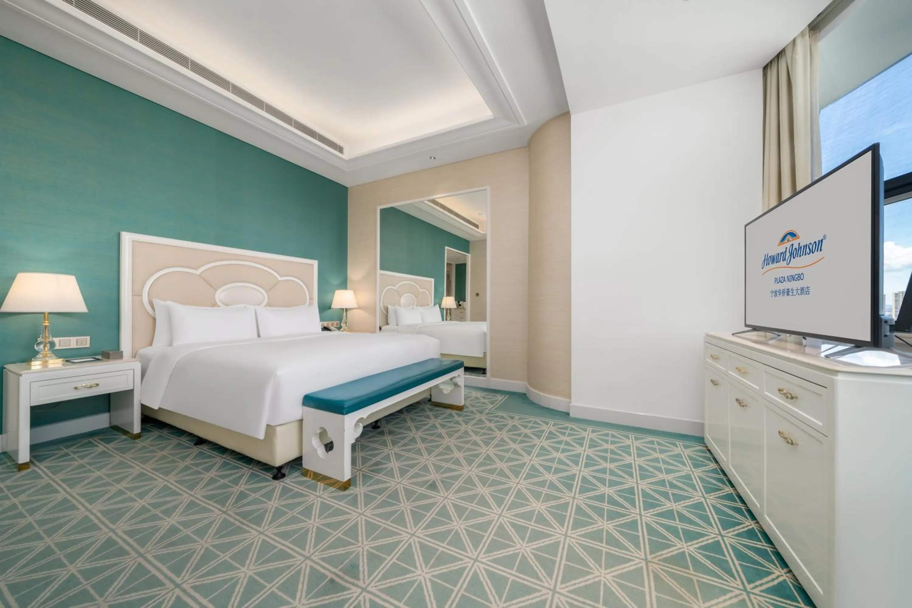 Modern Classic King Room - Non-Smoking in Howard Johnson Plaza Ningbo