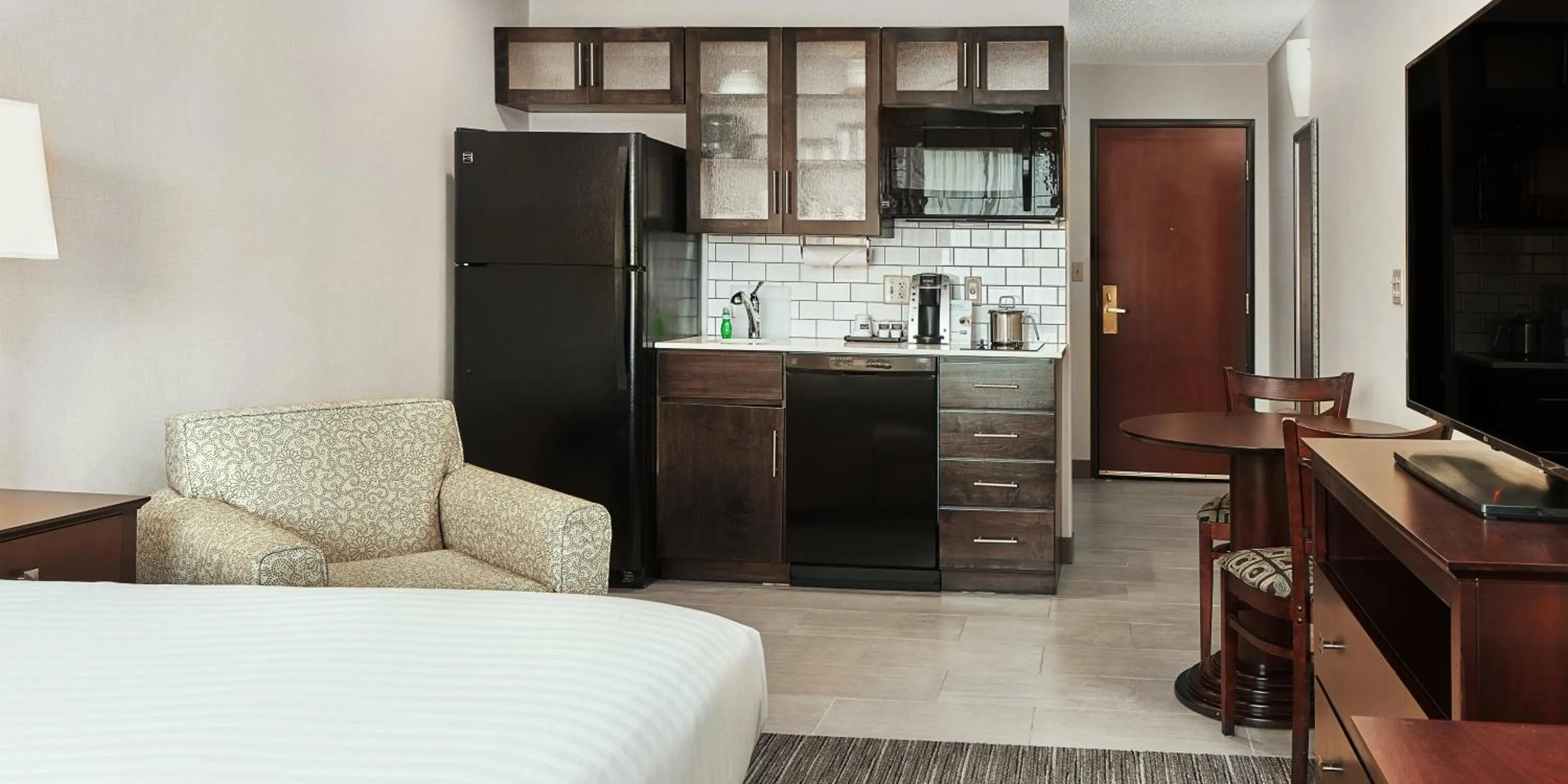 King Studio Suite with Kitchen and Sofa Bed in Holiday Inn Express Grove City - Premium Outlet Mall by IHG