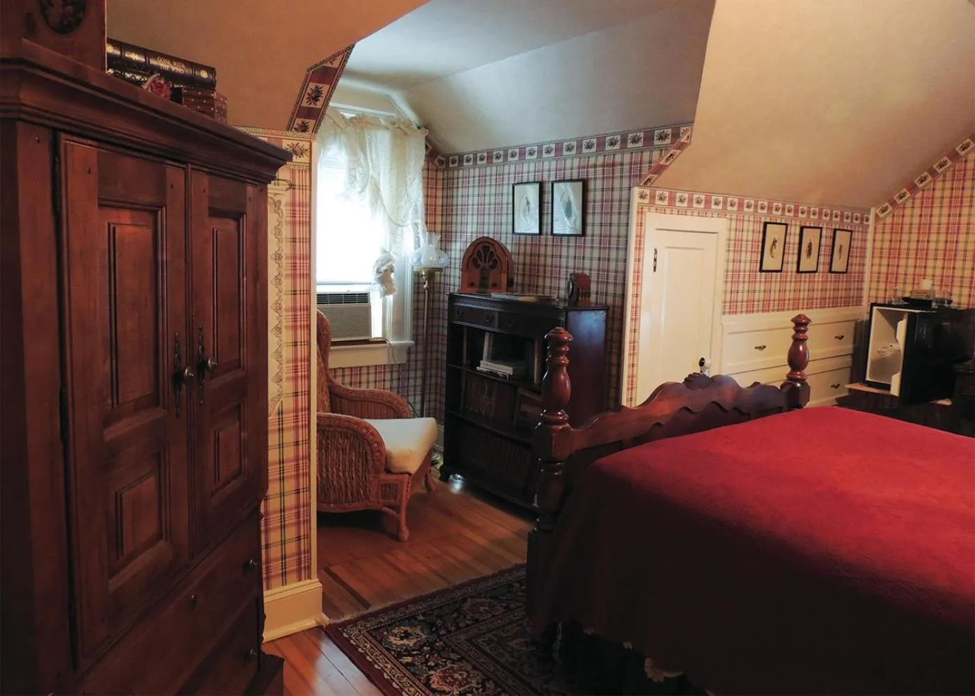 Deluxe King Suite in Brookview Manor Inn