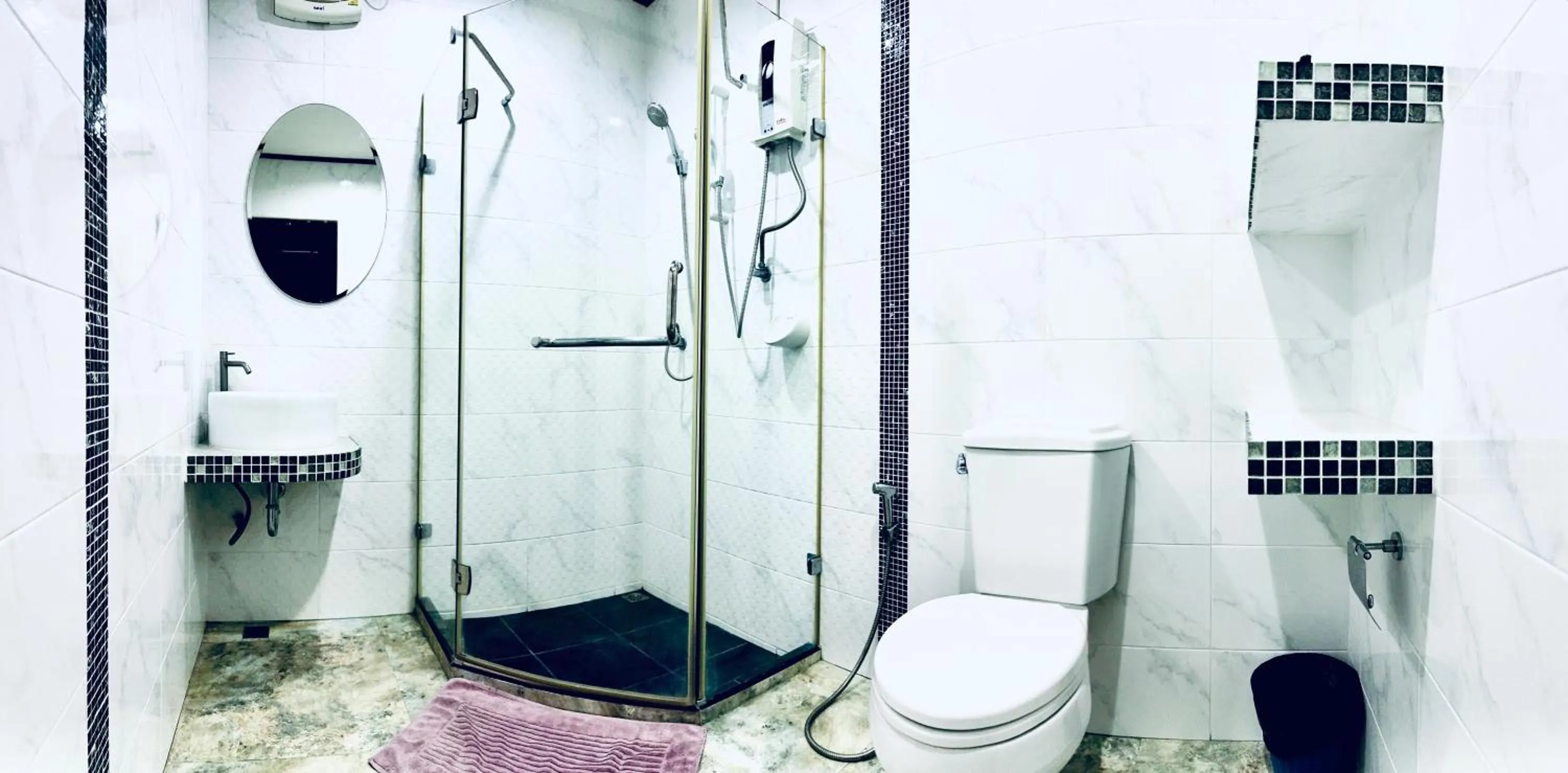 King Room with Balcony in EZ House