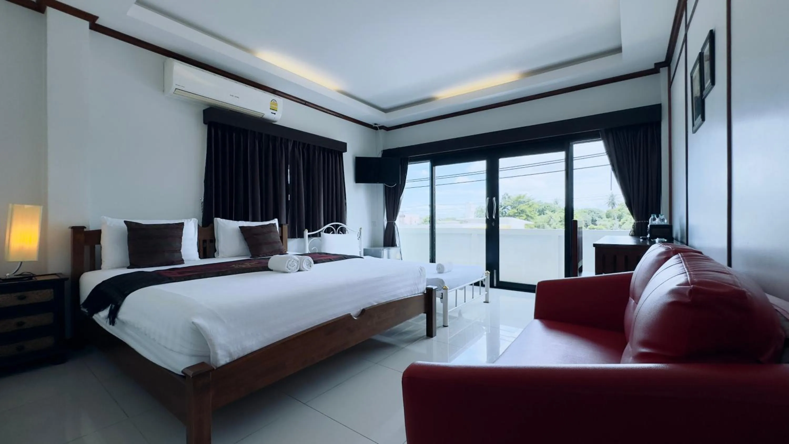 Deluxe Family Room in EZ House