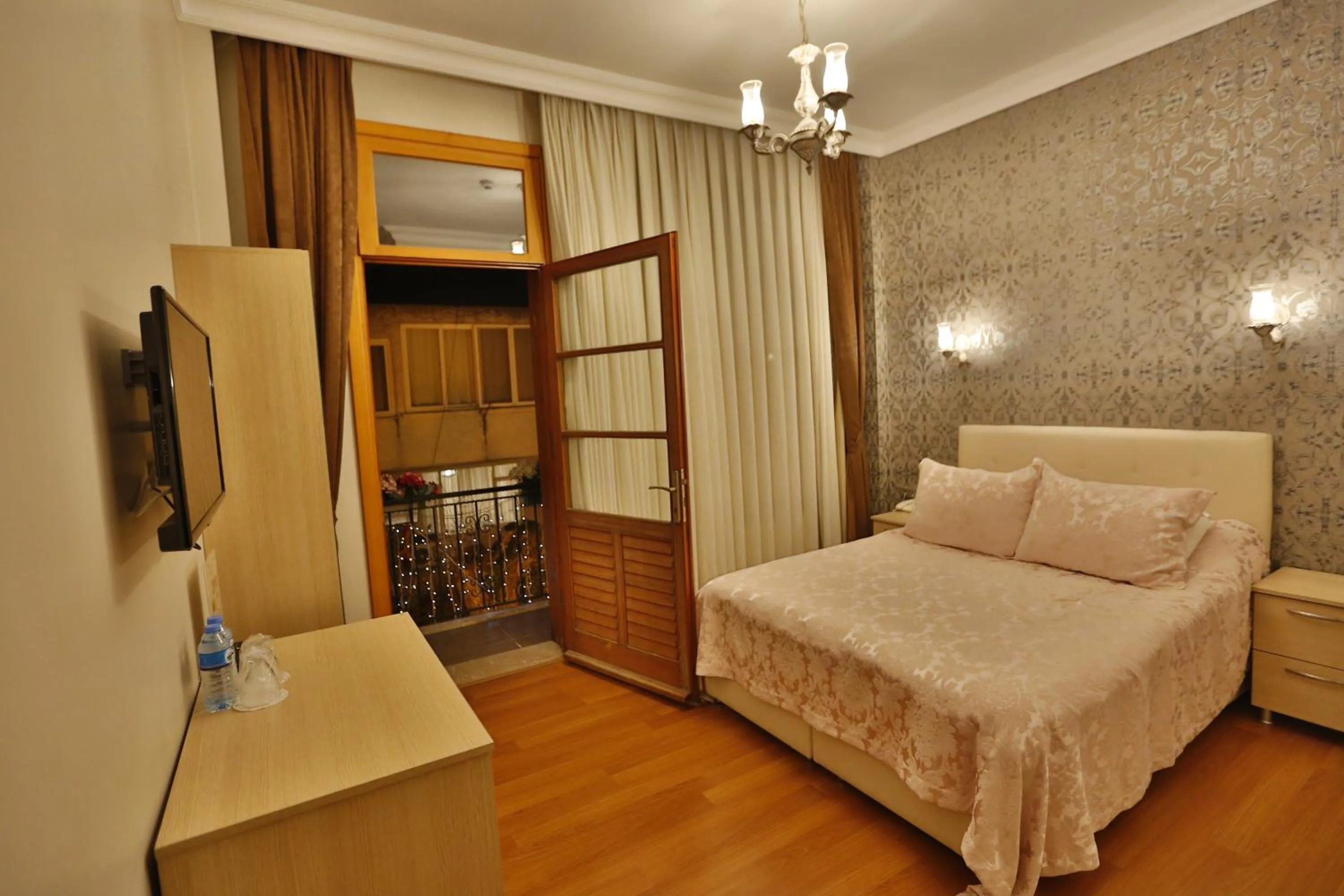Double Room with Balcony in Mimoza Butik Otel Buyukada