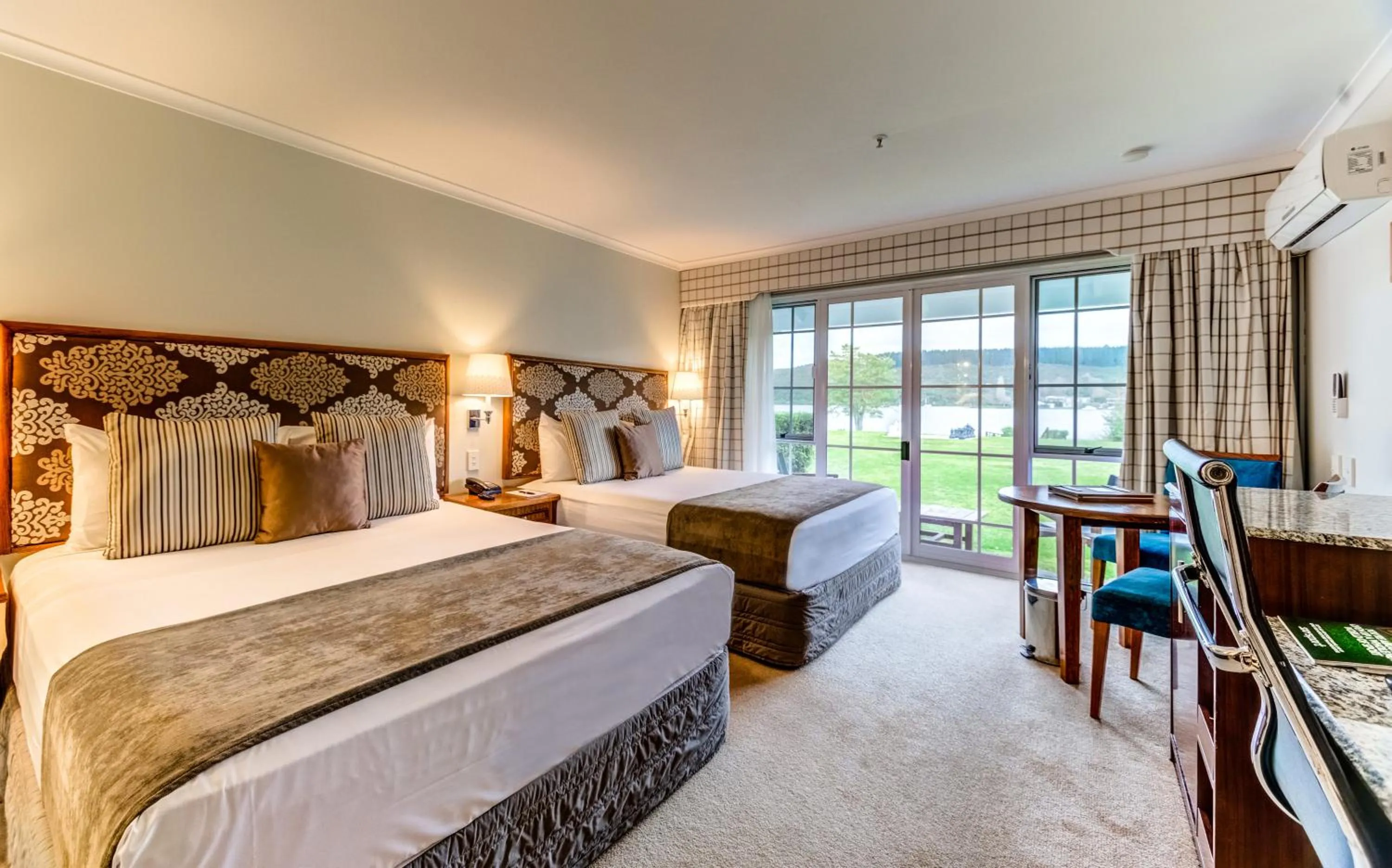 Twin Room with Lake View in VR Rotorua Lake Resort