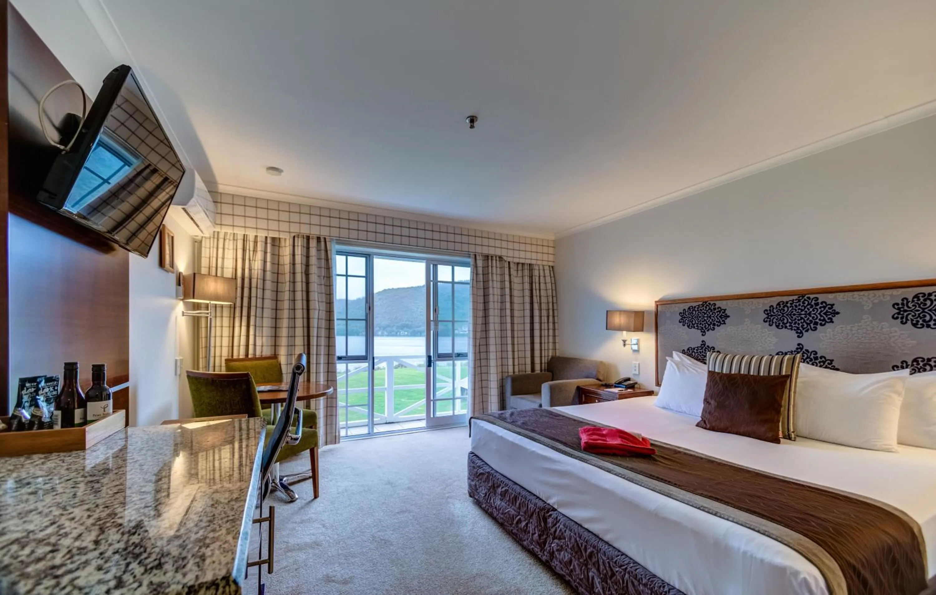 King Room with Lake View in VR Rotorua Lake Resort
