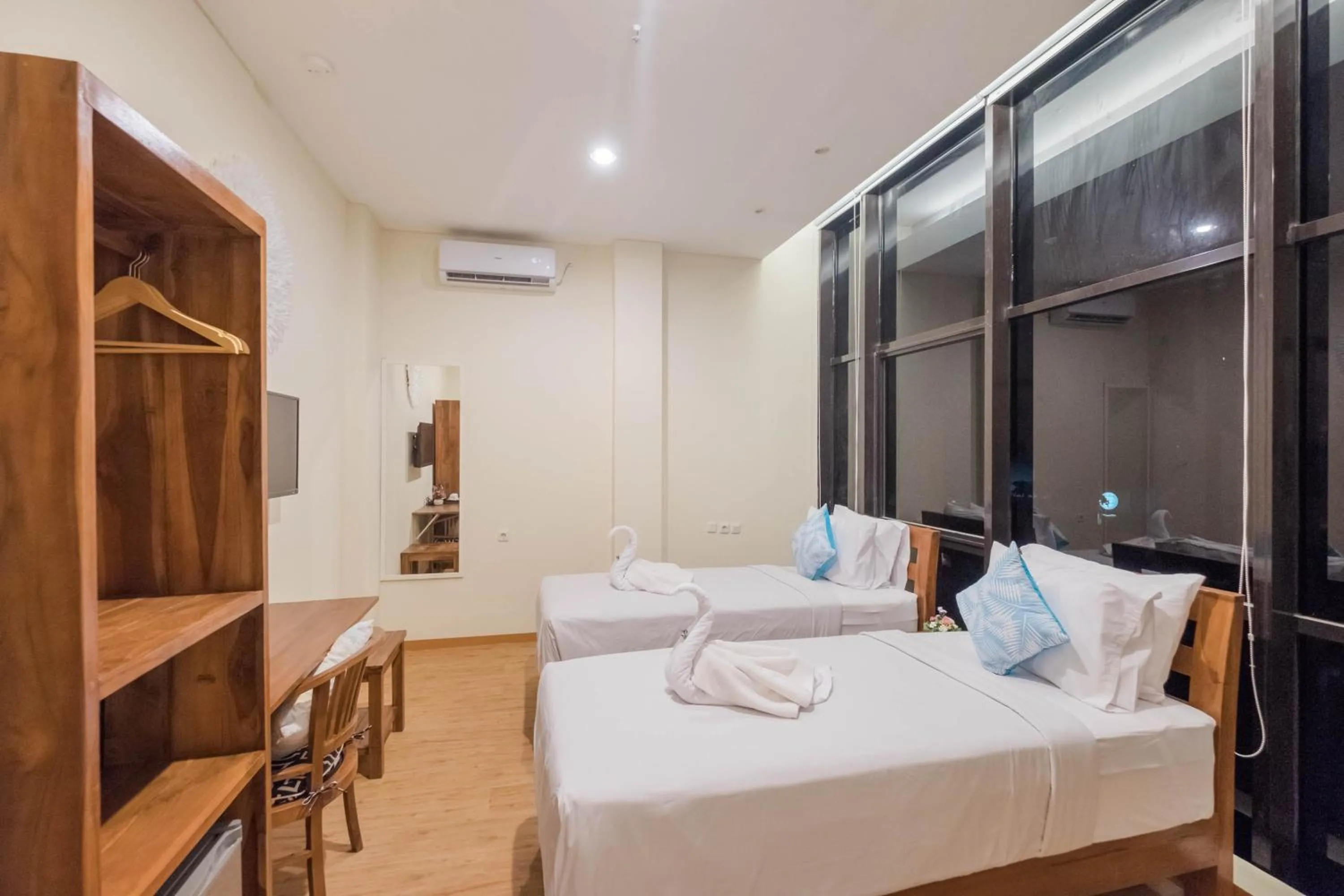 Standard Twin Room in Caroline Guest House