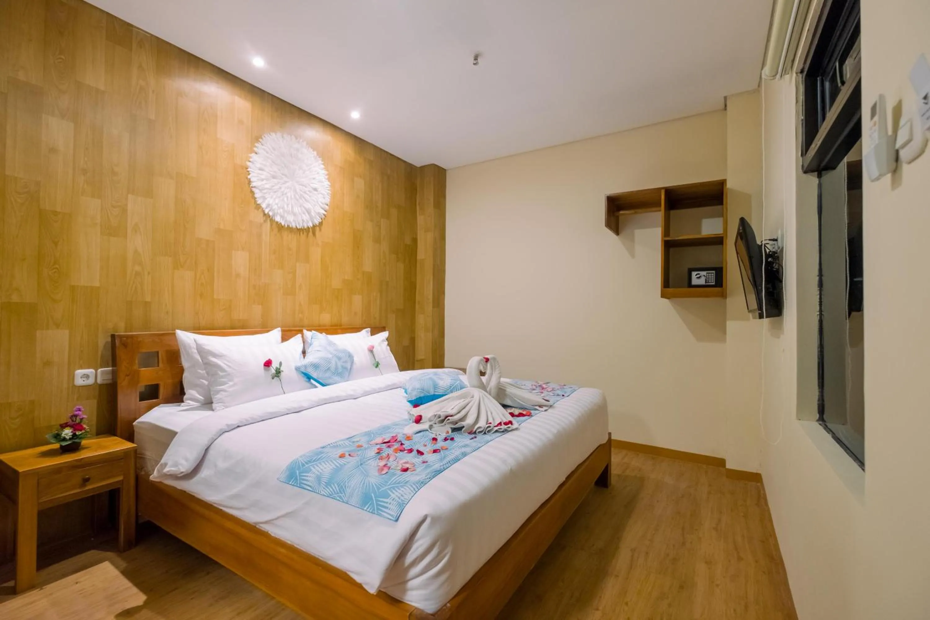 Double Room with Pool View in Caroline Guest House