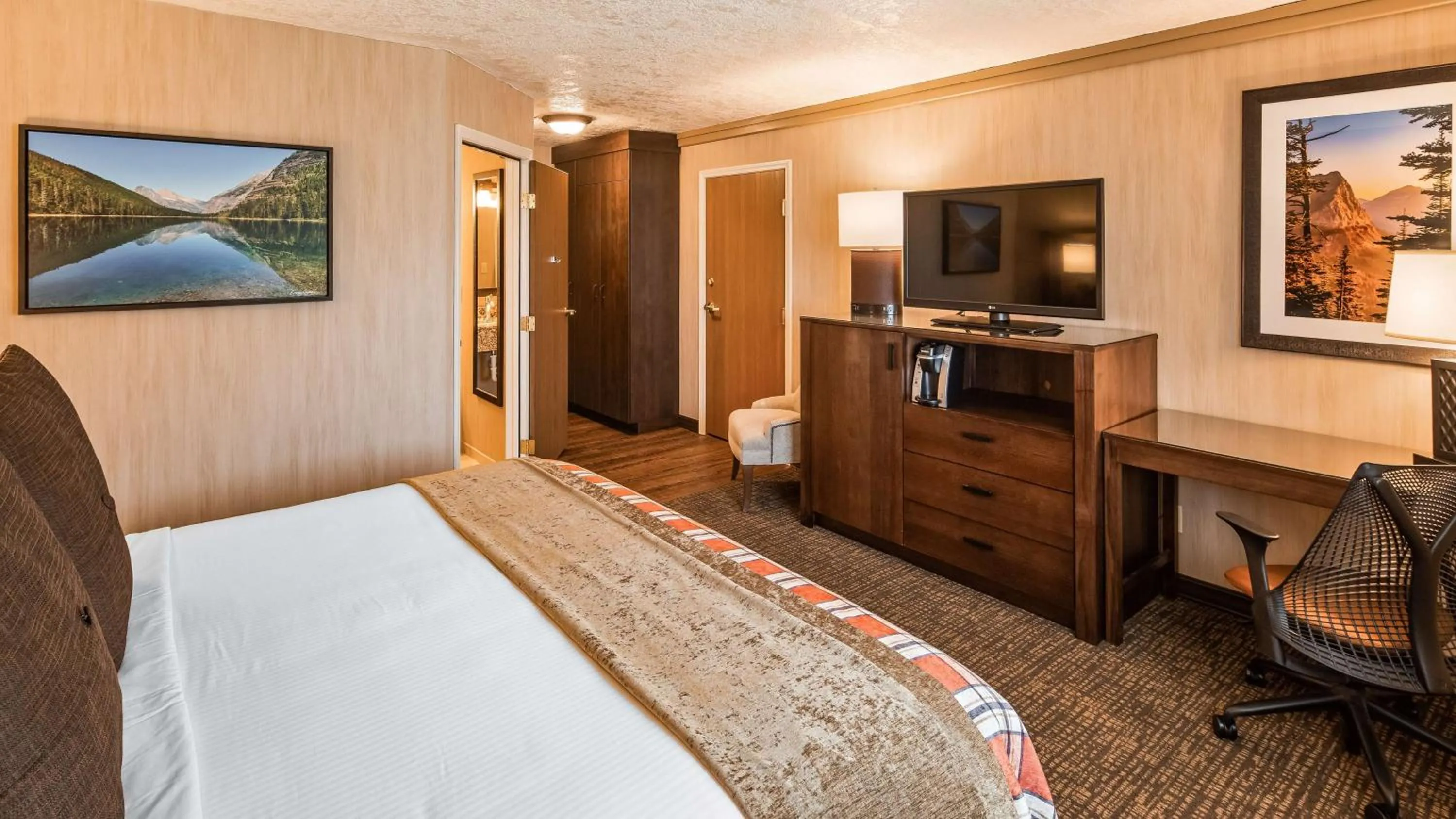 King Room with Roll In Shower-Disabilty Access in Best Western Plus Flathead Lake Inn and Suites