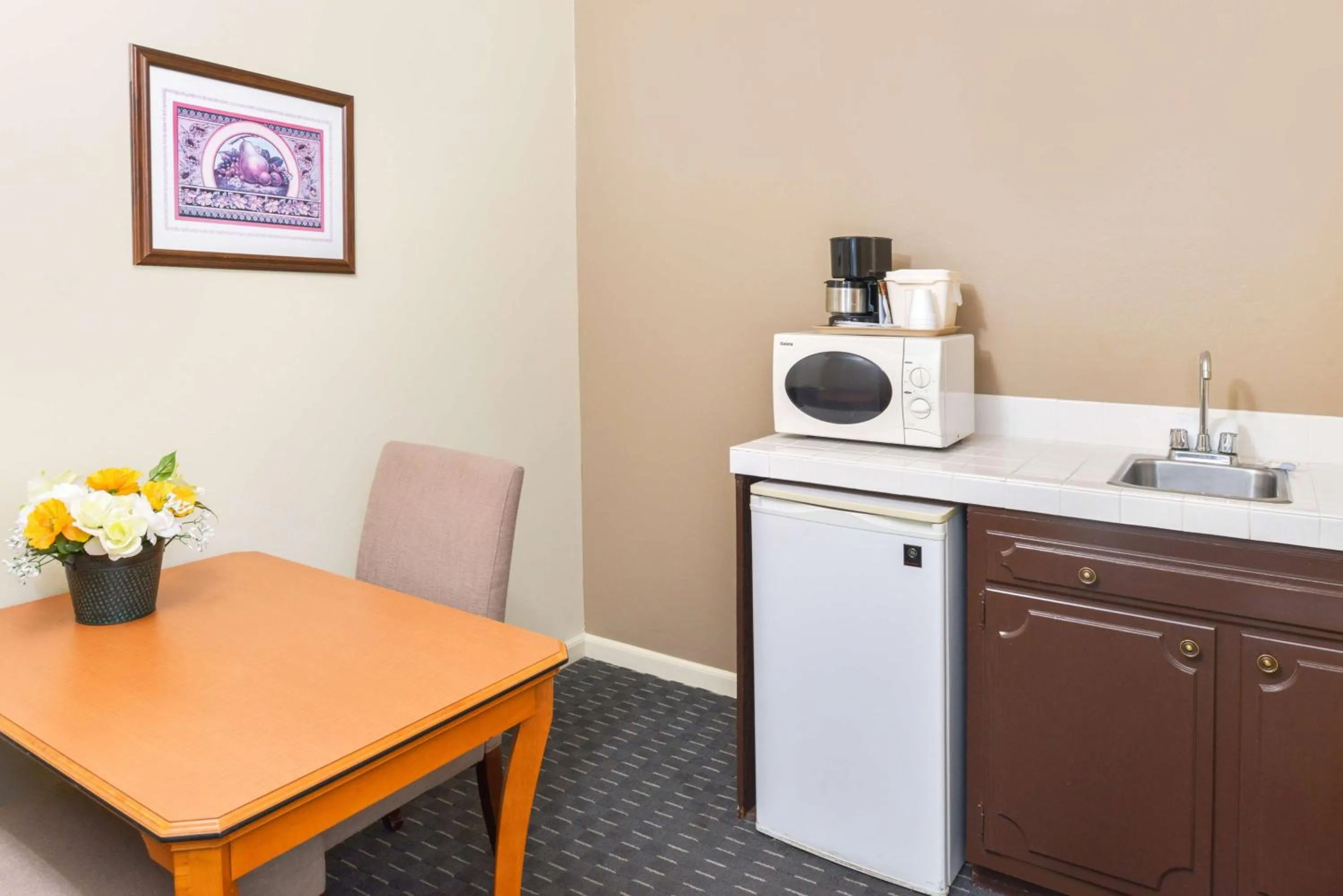 Deluxe King Room in Svendsgaard's Lodge- Americas Best Value Inn & Suites