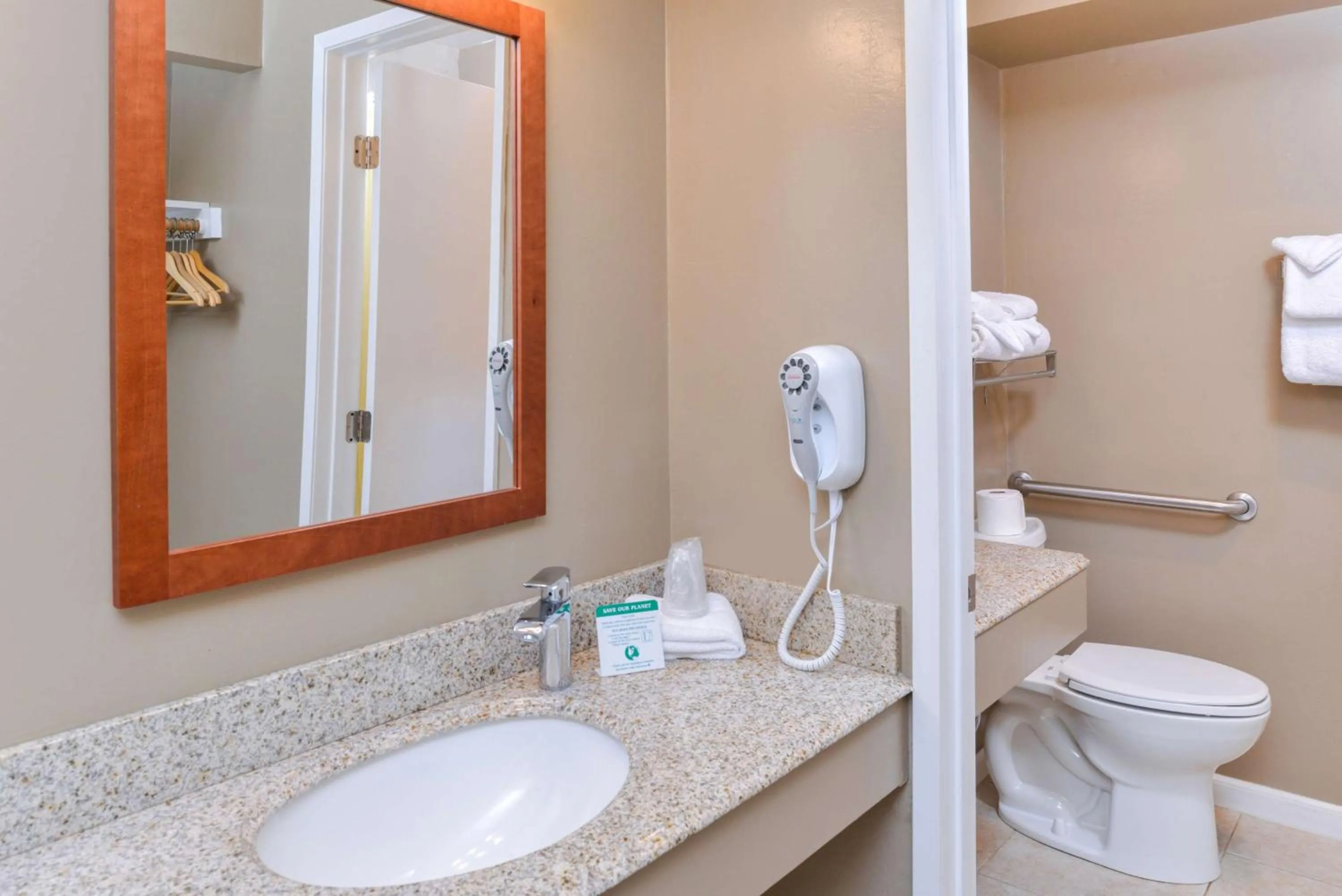 Queen Room in Svendsgaard's Lodge- Americas Best Value Inn & Suites