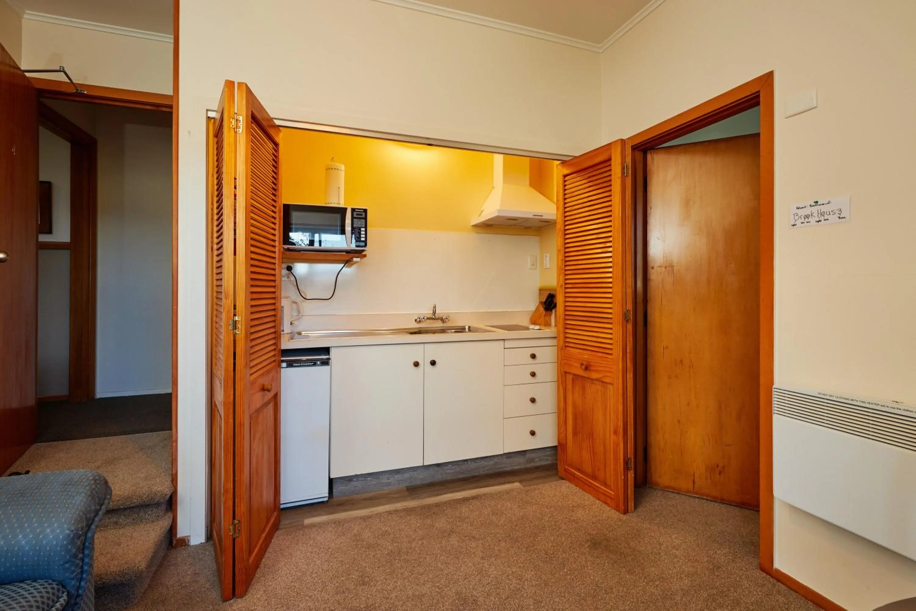 Queen Room with Kitchenette Facilities - 4 in Brook House B&B & Cottages