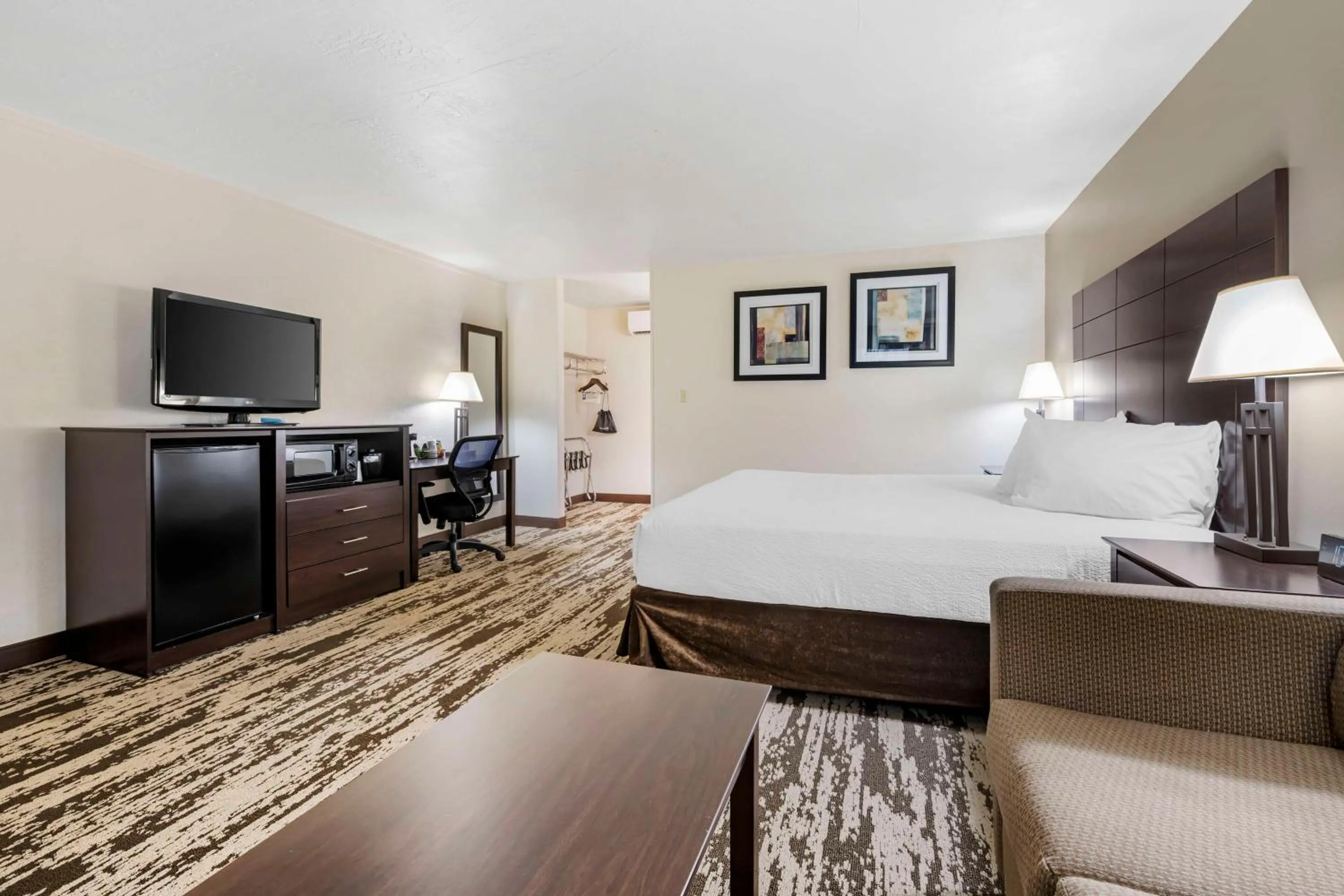 King Room with Kitchenette in Best Western Prescottonian