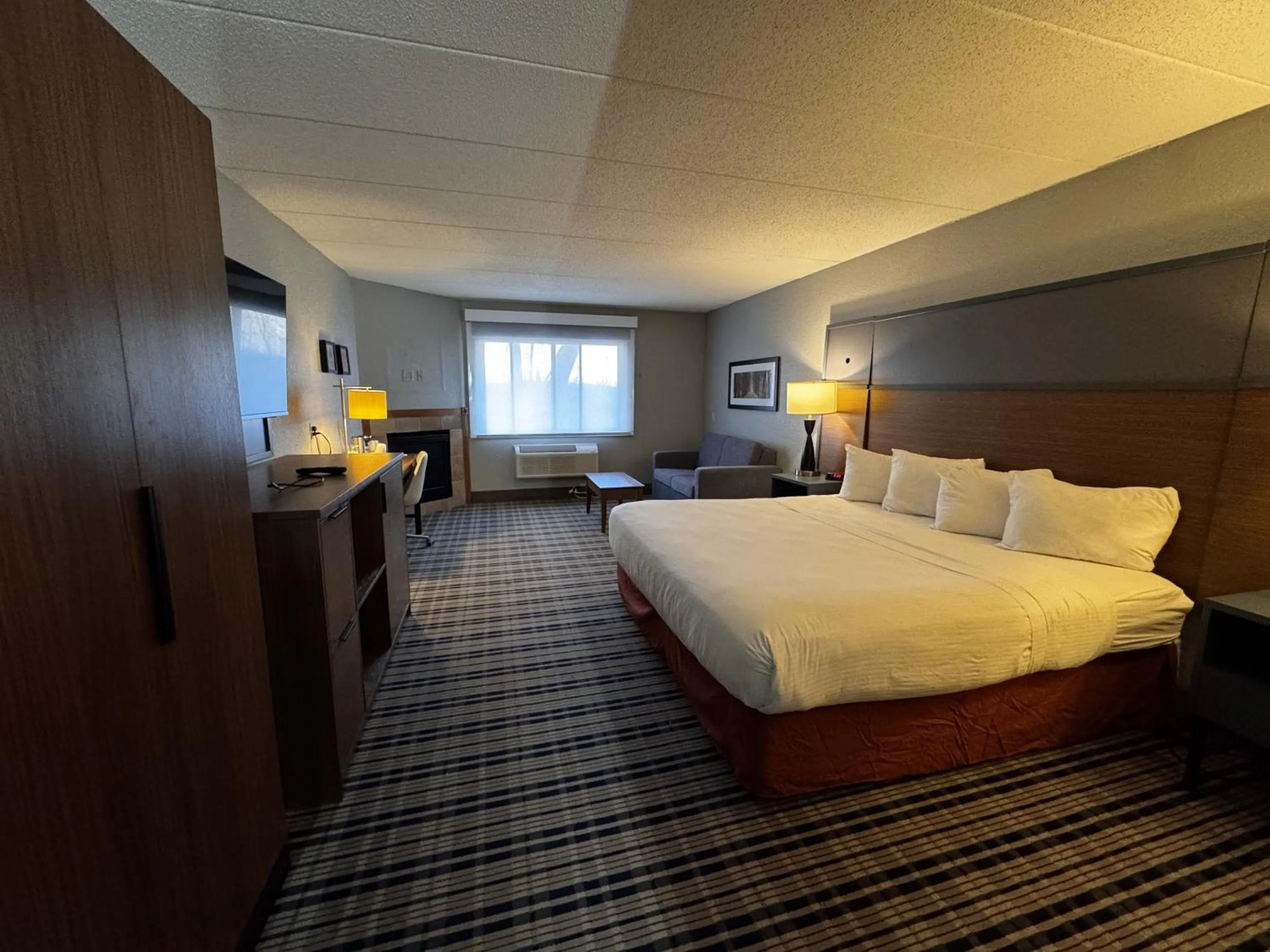 Deluxe King Suite - Non-Smoking in AmericInn by Wyndham White Bear Lake St. Paul