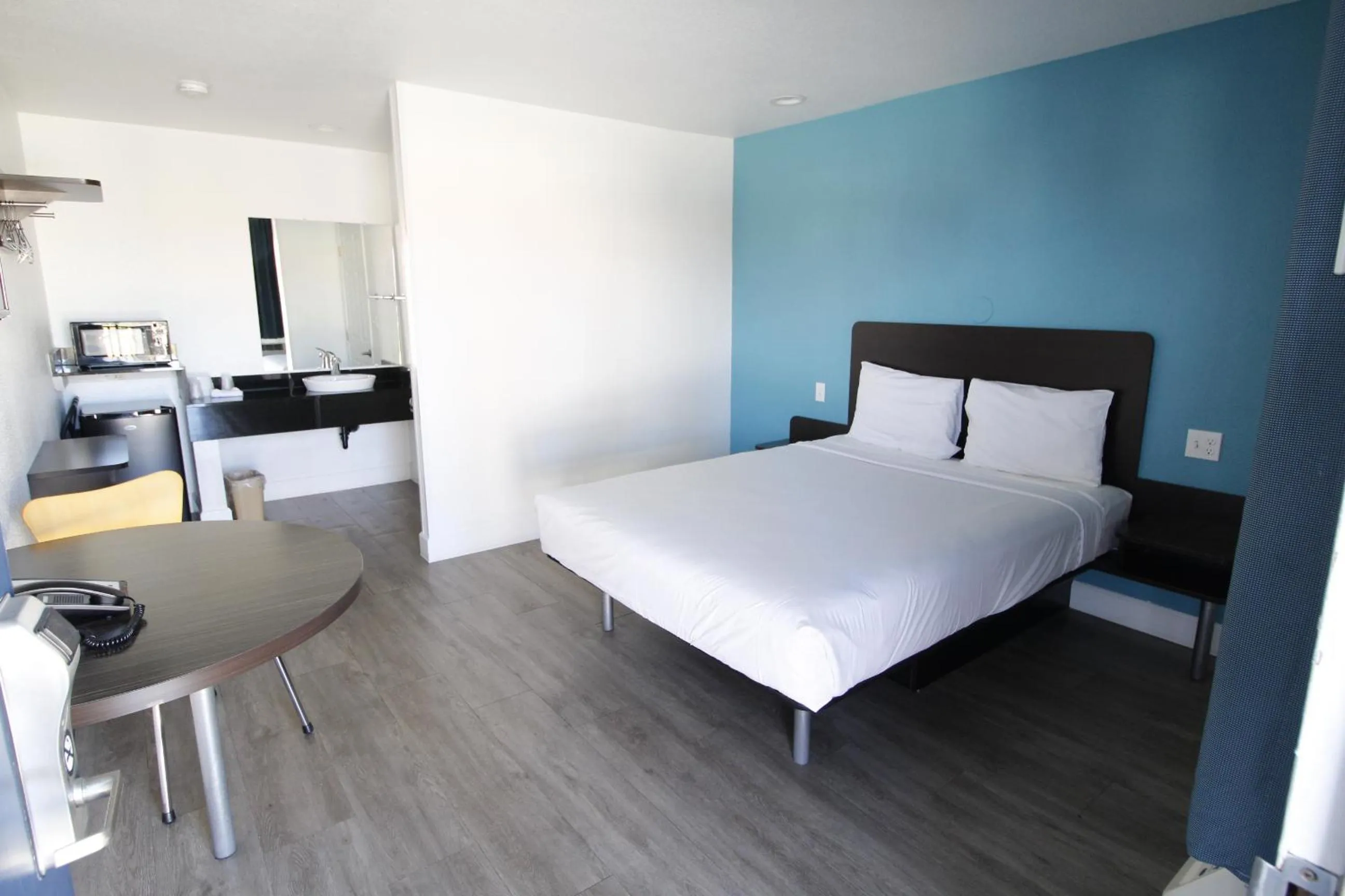 Deluxe Queen Room - single occupancy - Smoking in Motel 6-Moreno Valley, CA - Perris