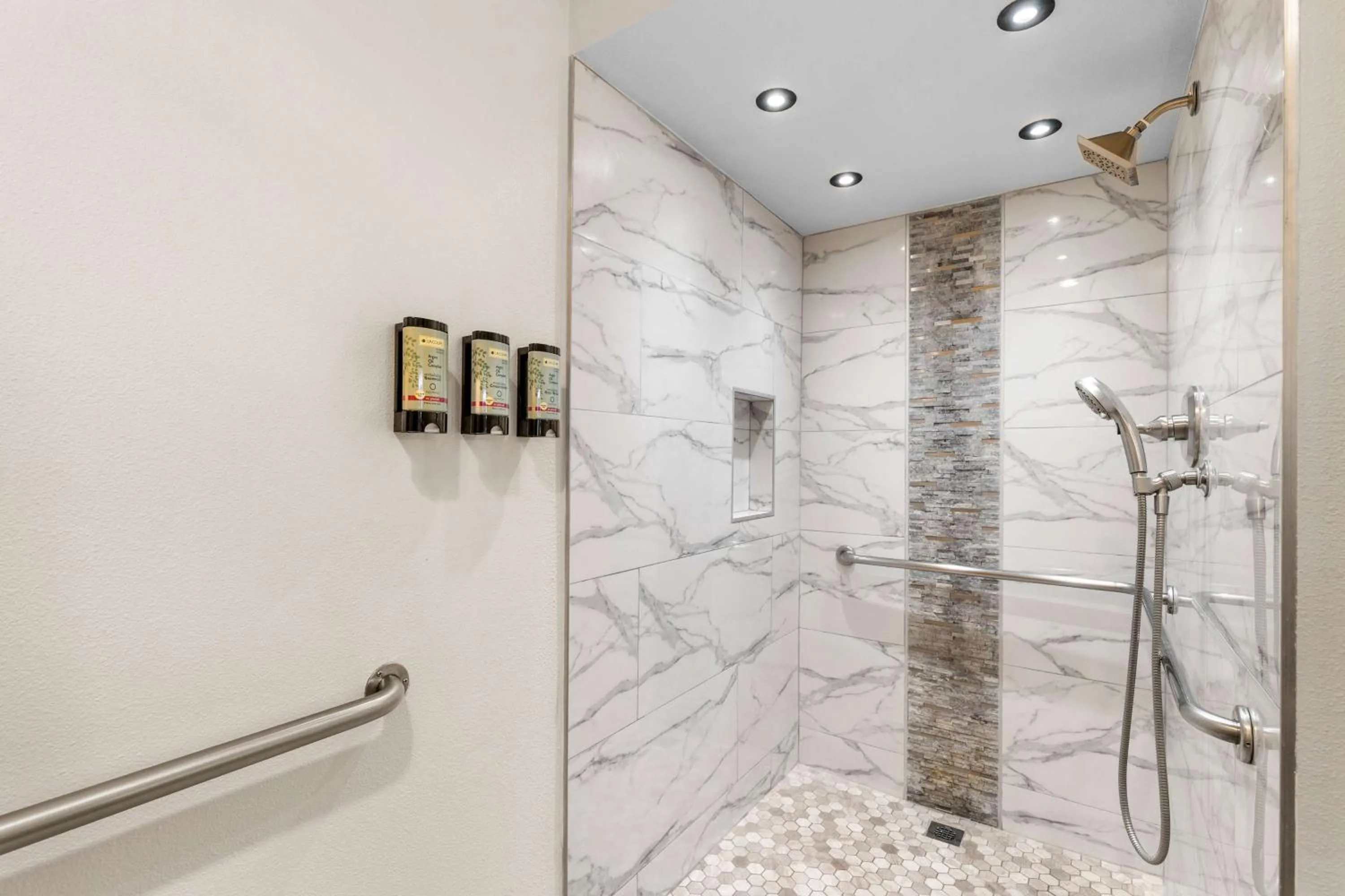 King Room with Roll in Shower - Disability Access in Best Western El Centro Inn