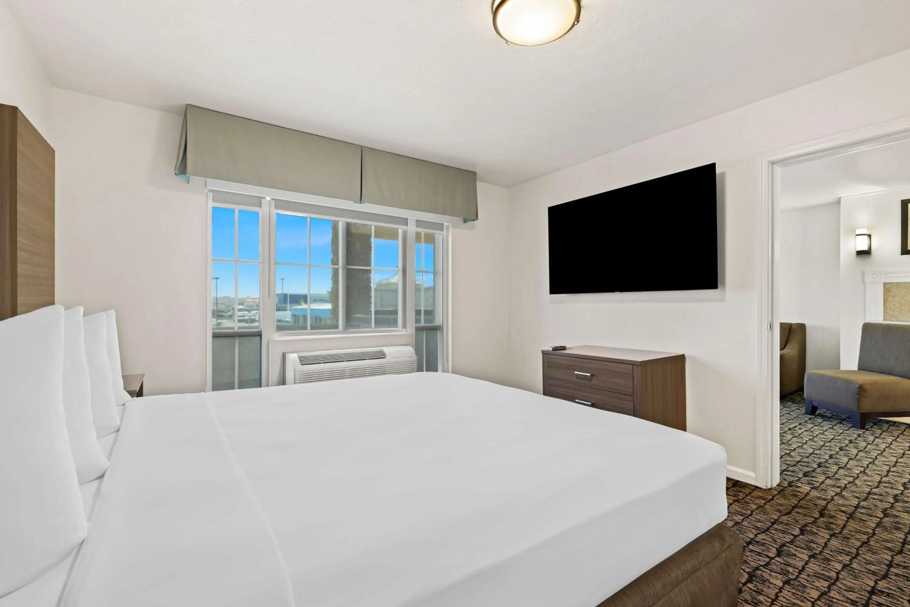 King Suite with Bathtub - Disability Access/Non-Smoking in Best Western El Centro Inn