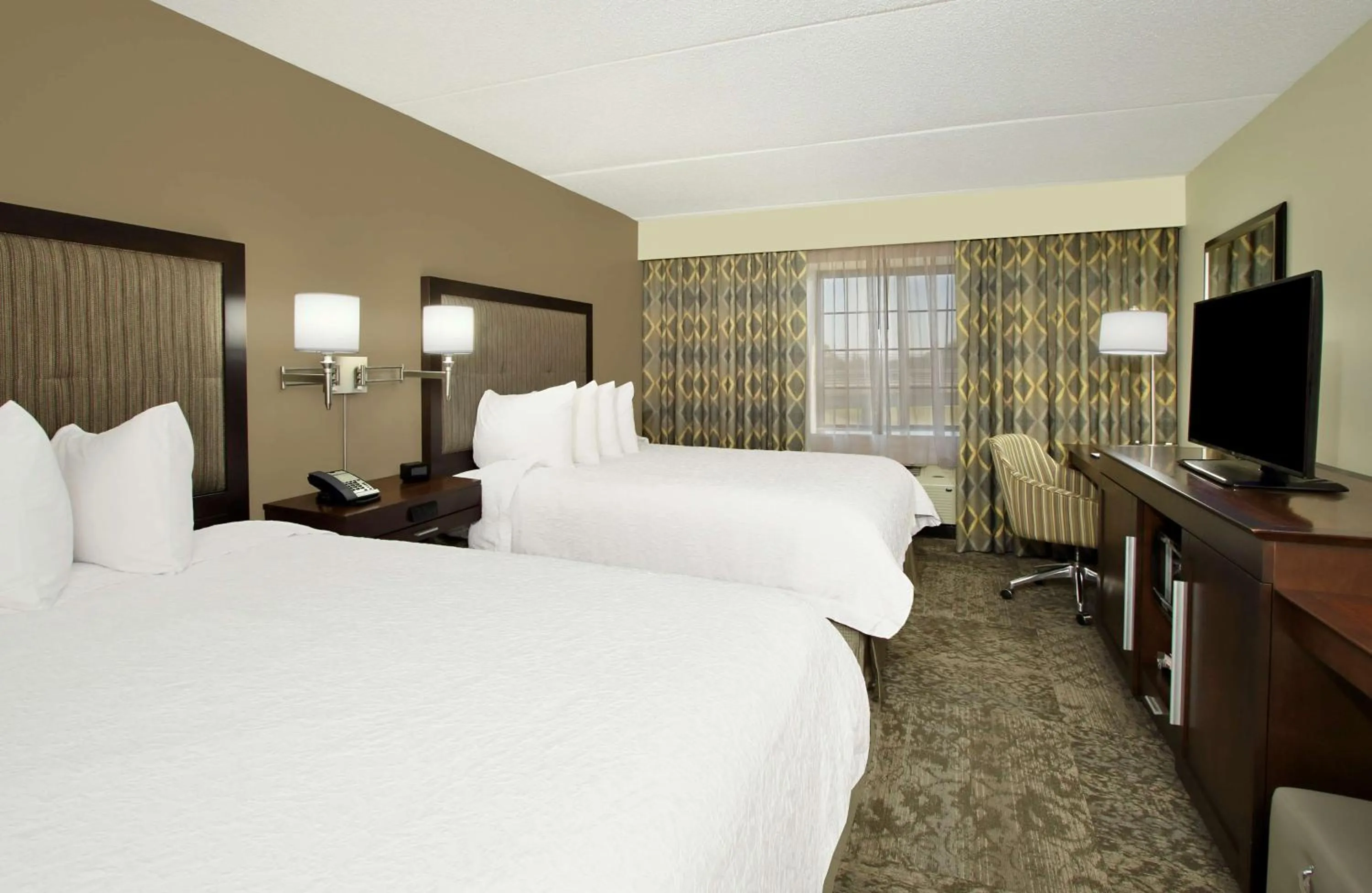 Queen Room with Two Queen Beds - Hearing Access/Non-Smoking in Hampton Inn & Suites By Hilton - Rockville Centre