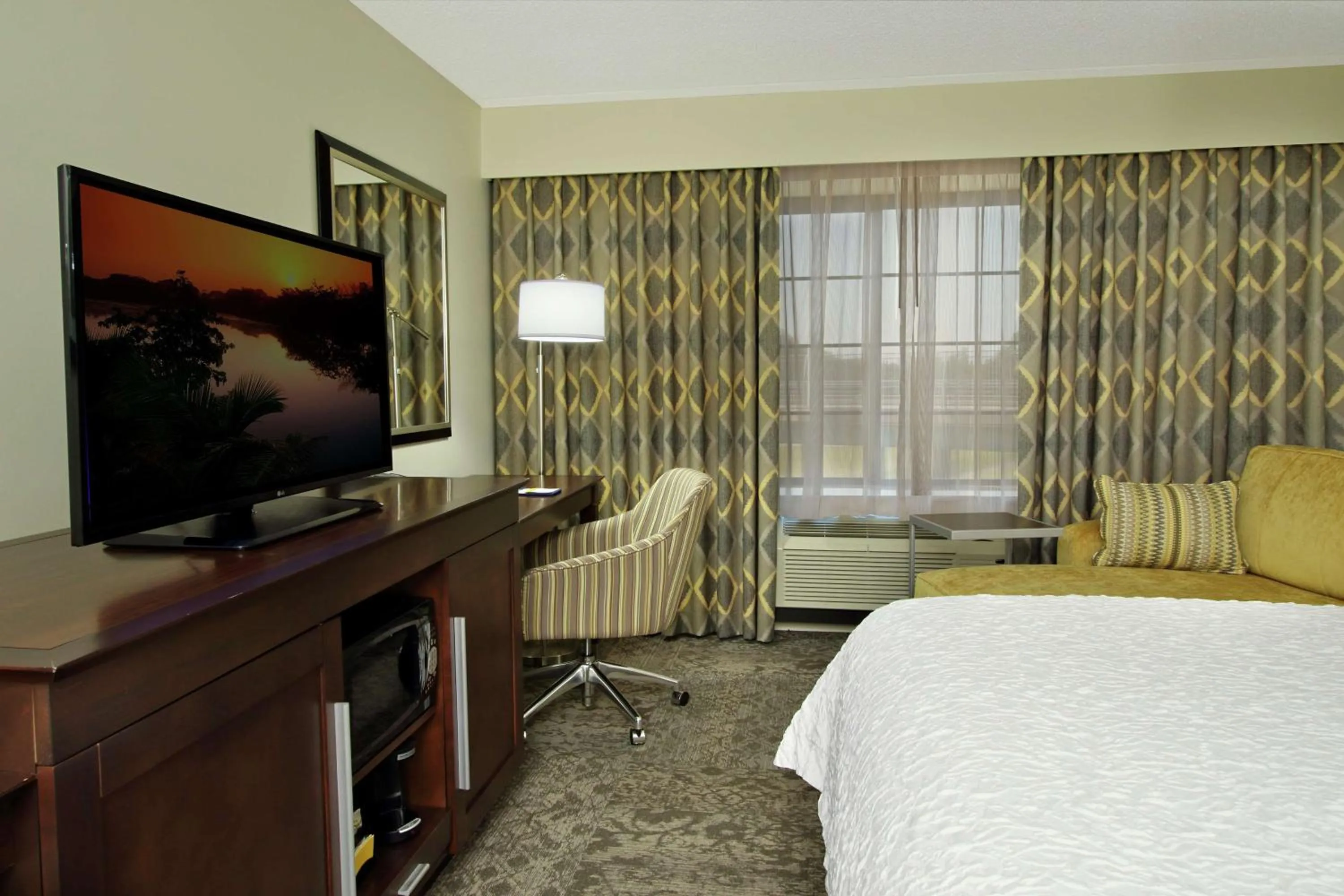 King Room with King Bed - Non-Smoking in Hampton Inn & Suites By Hilton - Rockville Centre