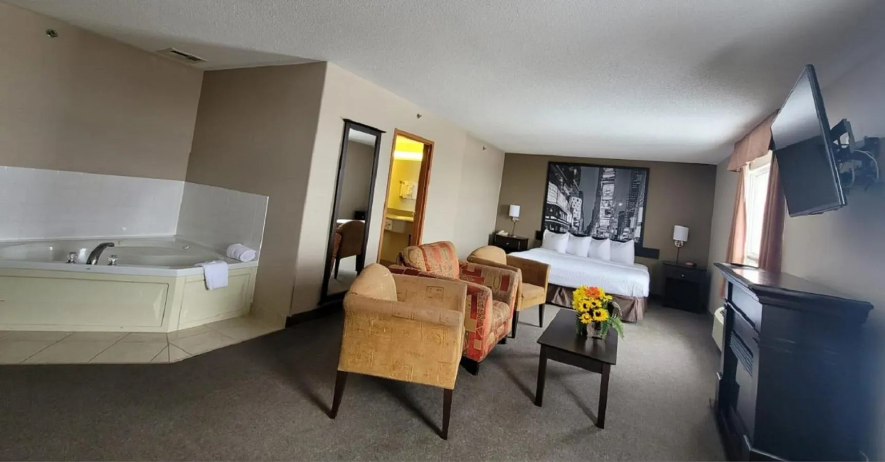 King Suite - Non-Smoking in Super 8 by Wyndham Barrie South