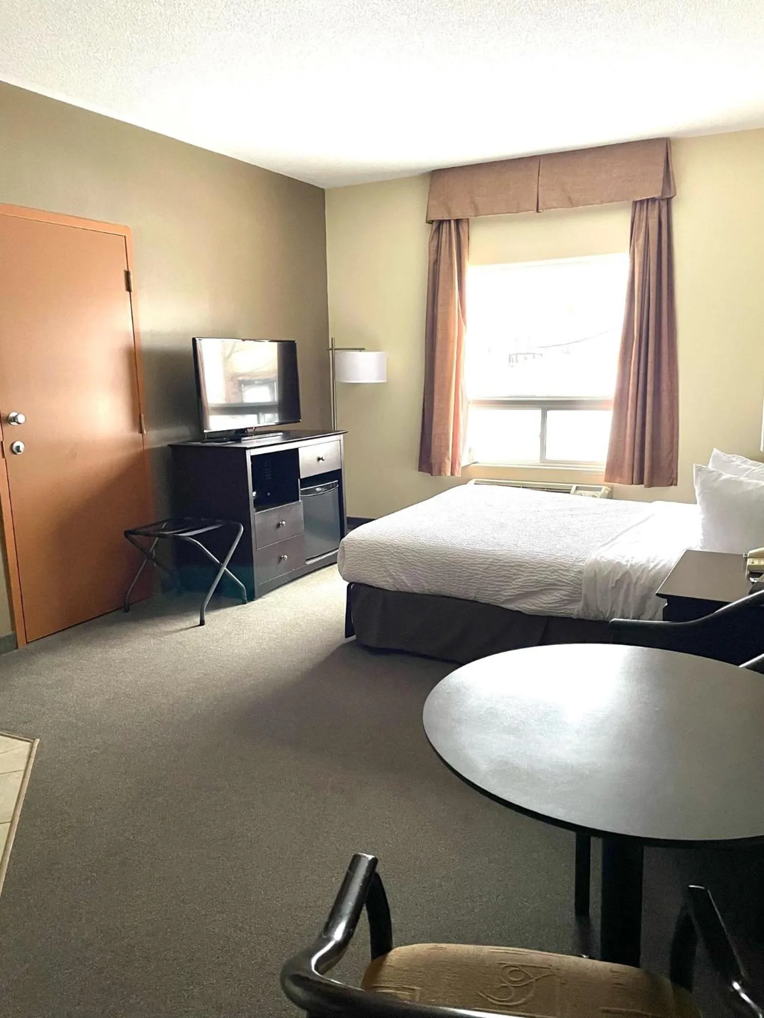 Queen Room with Spa Bath- Disability Access - Non-Smoking in Super 8 by Wyndham Barrie South