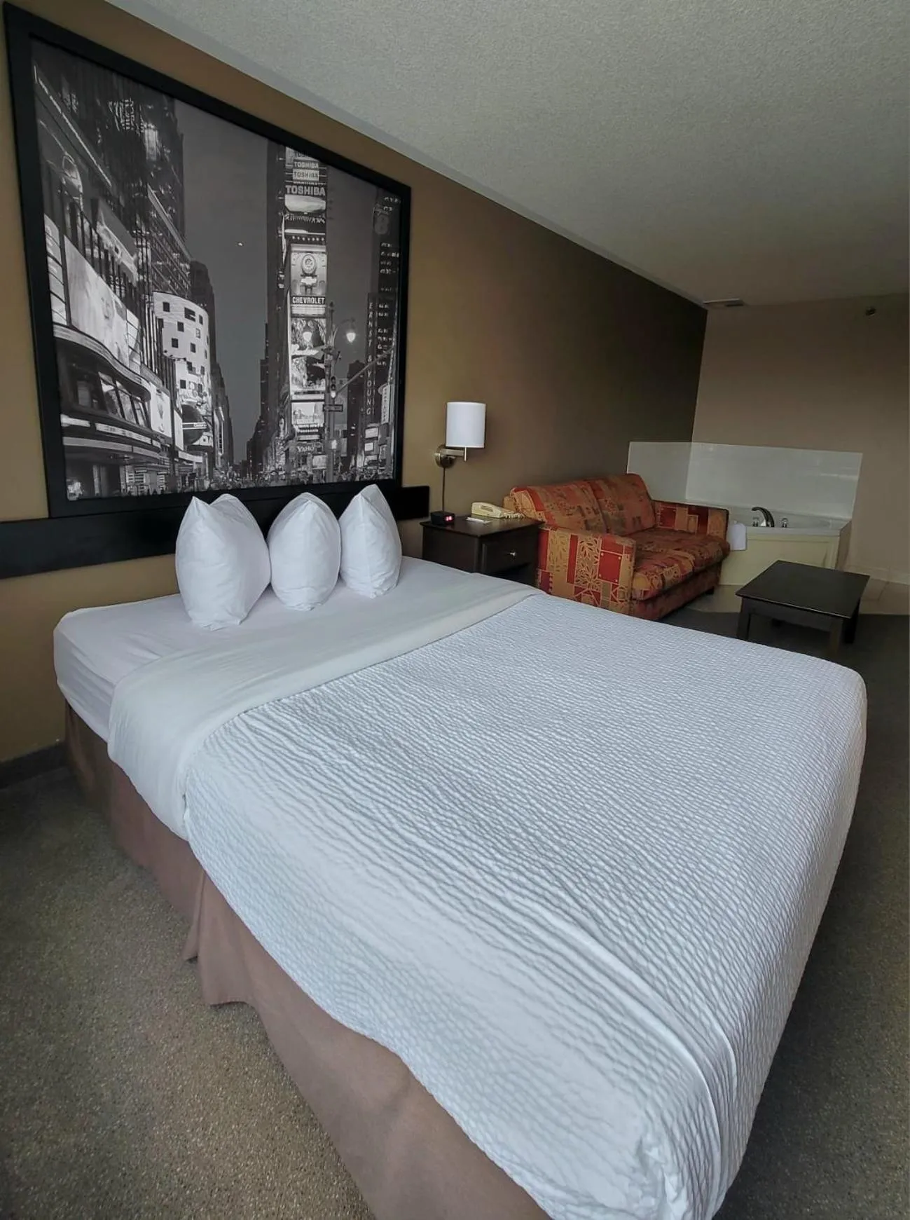 Deluxe Queen Suite with Spa Bath- Non-Smoking in Super 8 by Wyndham Barrie South