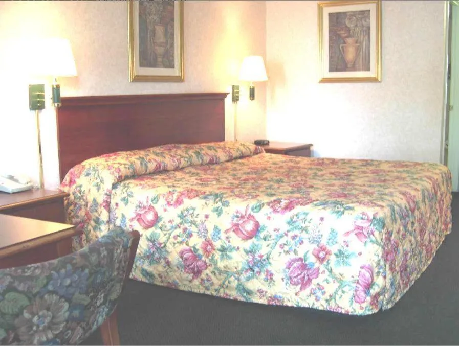 King Room - Non-Smoking in America's Best Inn & Suites - Decatur