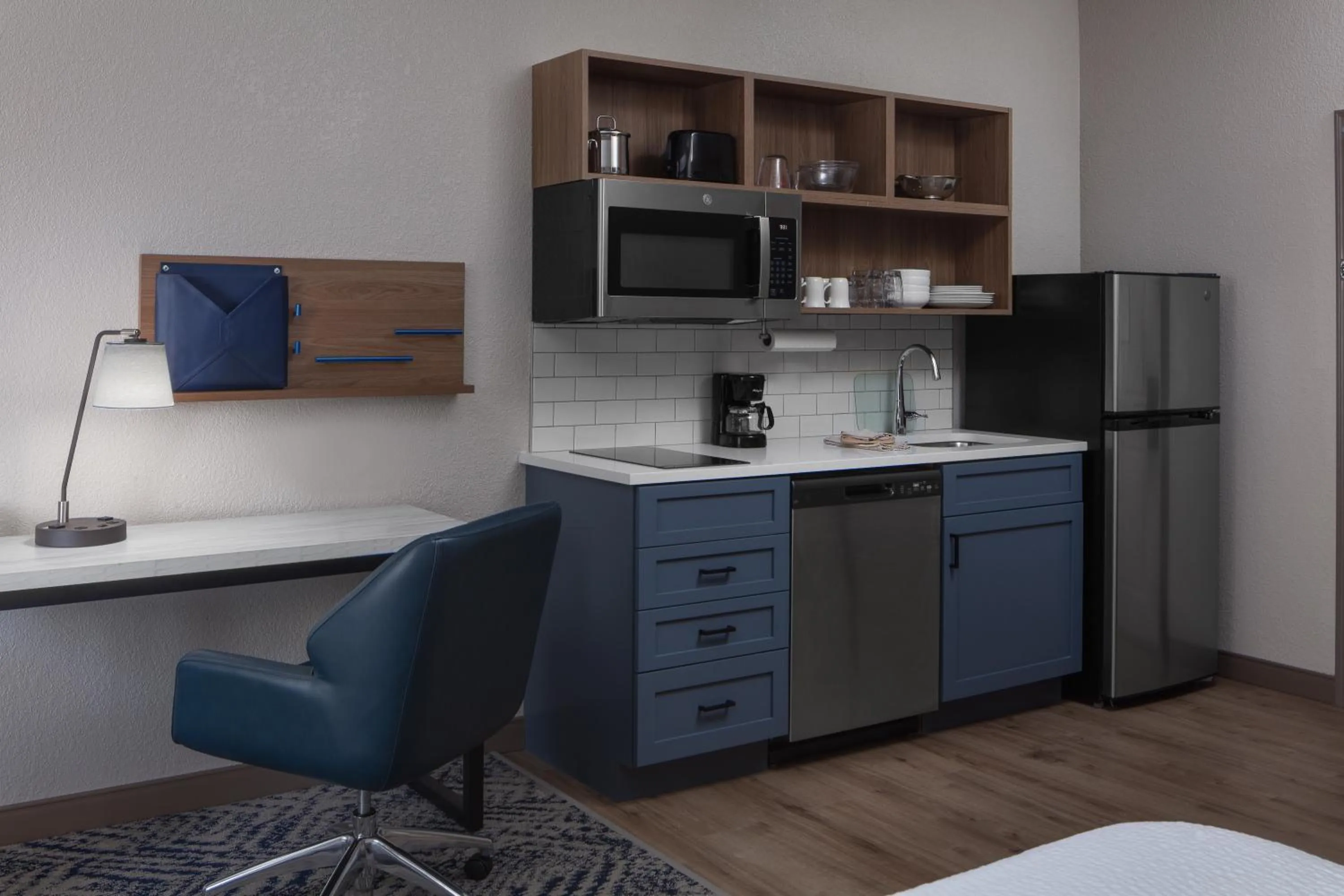 Studio Queen Suite with Communications Accessible Tub in Candlewood Suites St. Robert by IHG