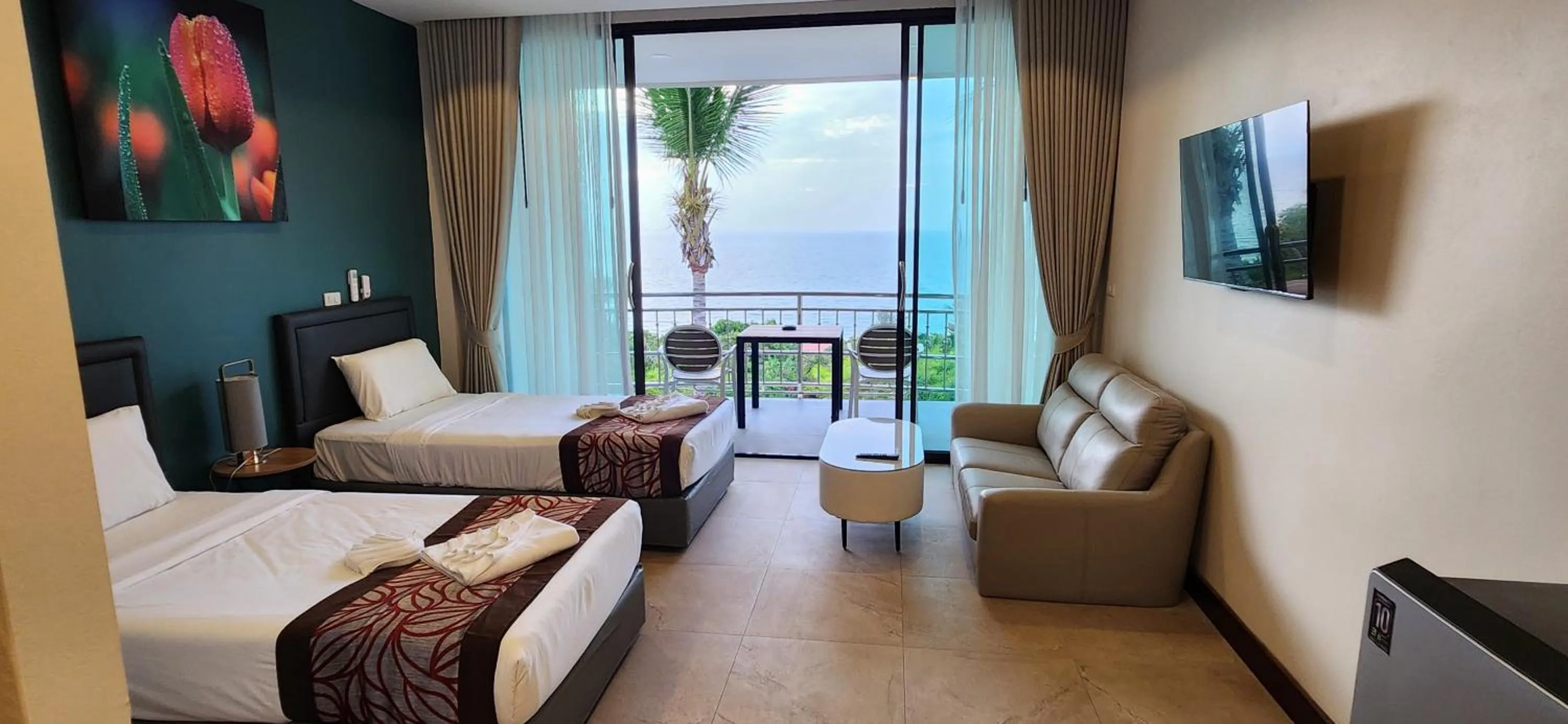 Deluxe Room with Sea View Balcony in Sunset Hill Boutique Resort Koh Phangan