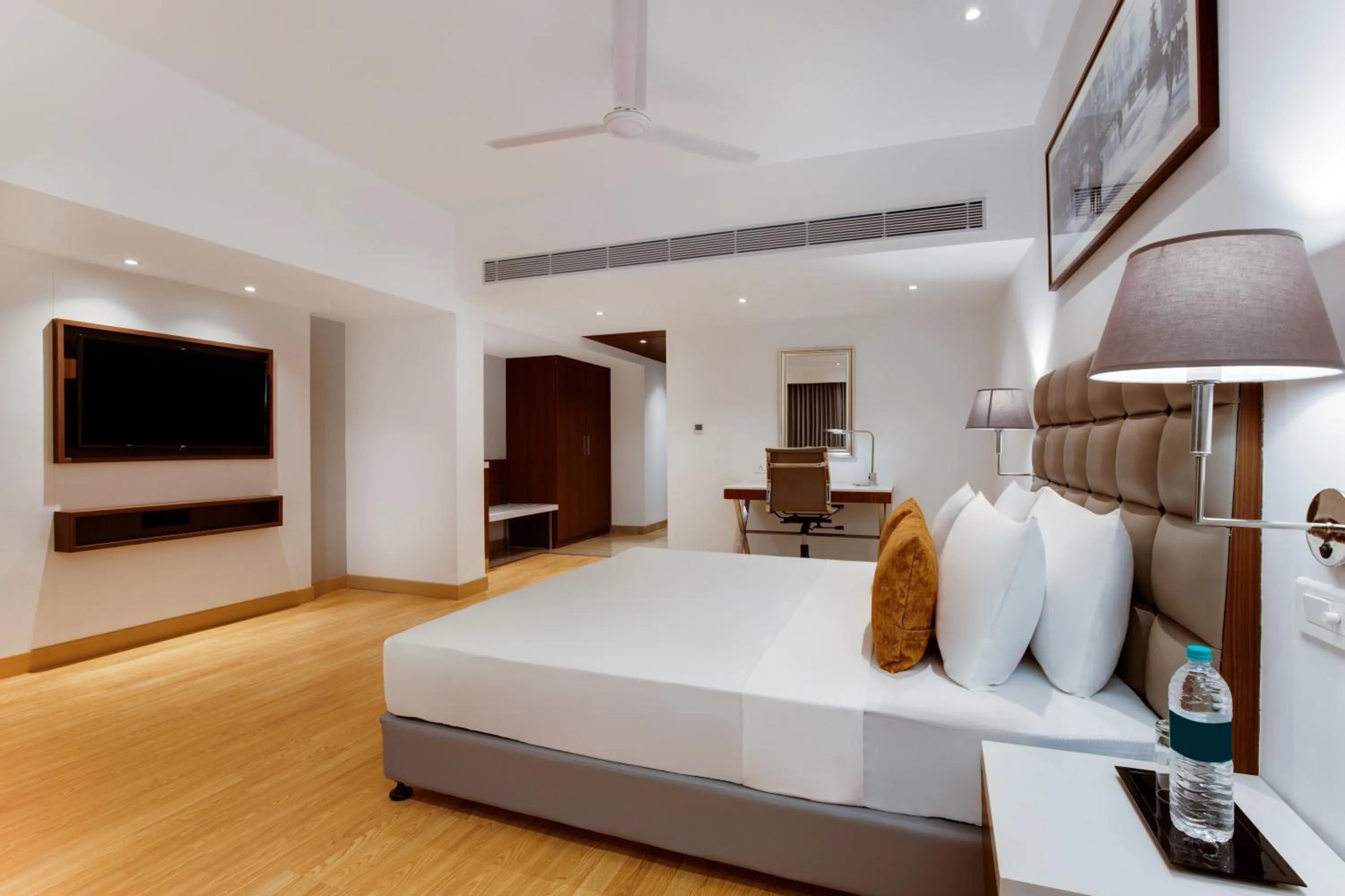 Deluxe King Room in Hotel Aketa Rajpur Road Dehradun, Dehradun